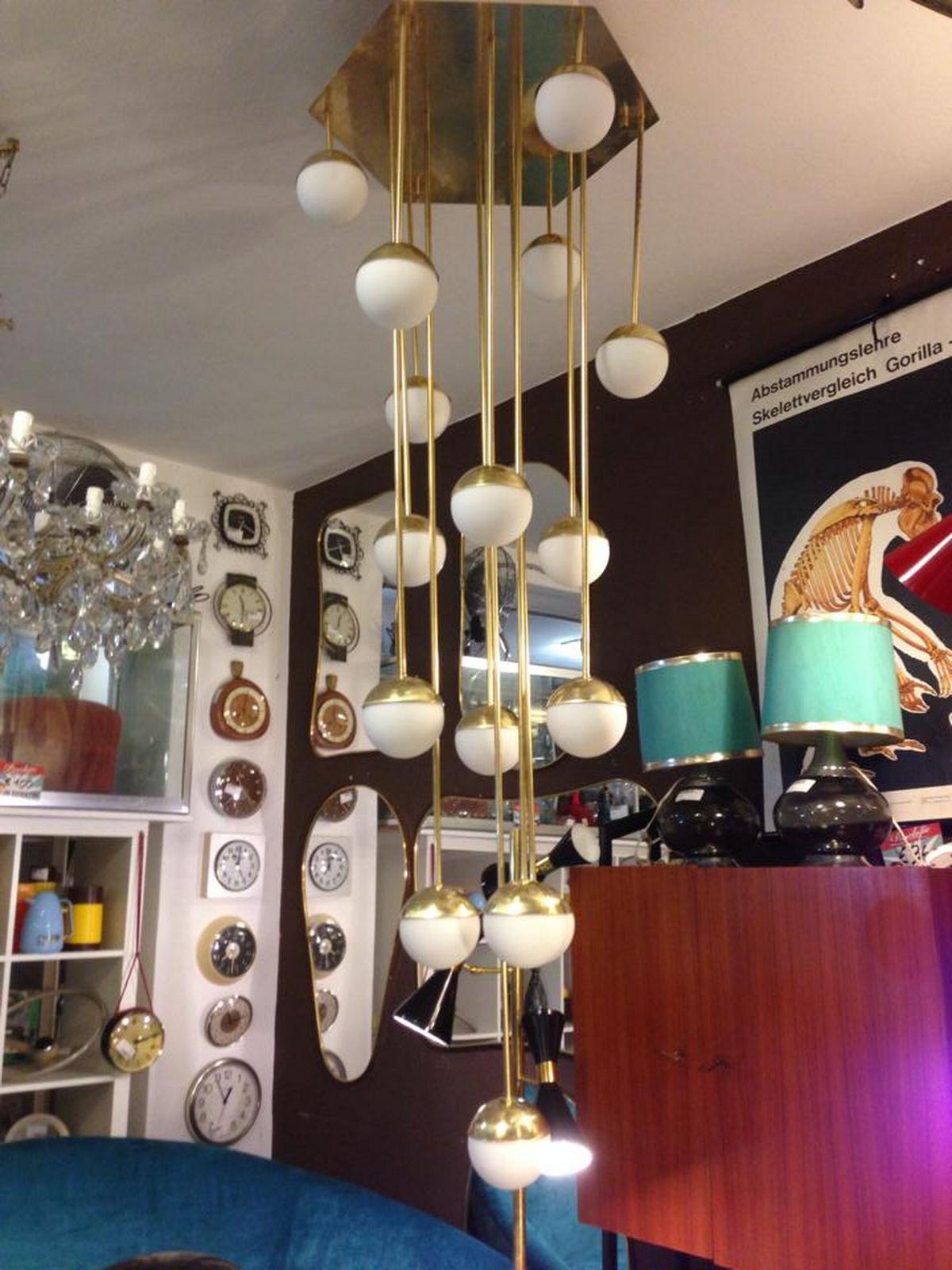 Trendy Mid Century Italian Style, this beautiful ceiling fixture impresses by its lines simplicity and clean design.
60x125 cm (DxH)
Made of brass and with mate glass globe shades, it throws a strong, yet diffuse light in the entire room.
It has 18