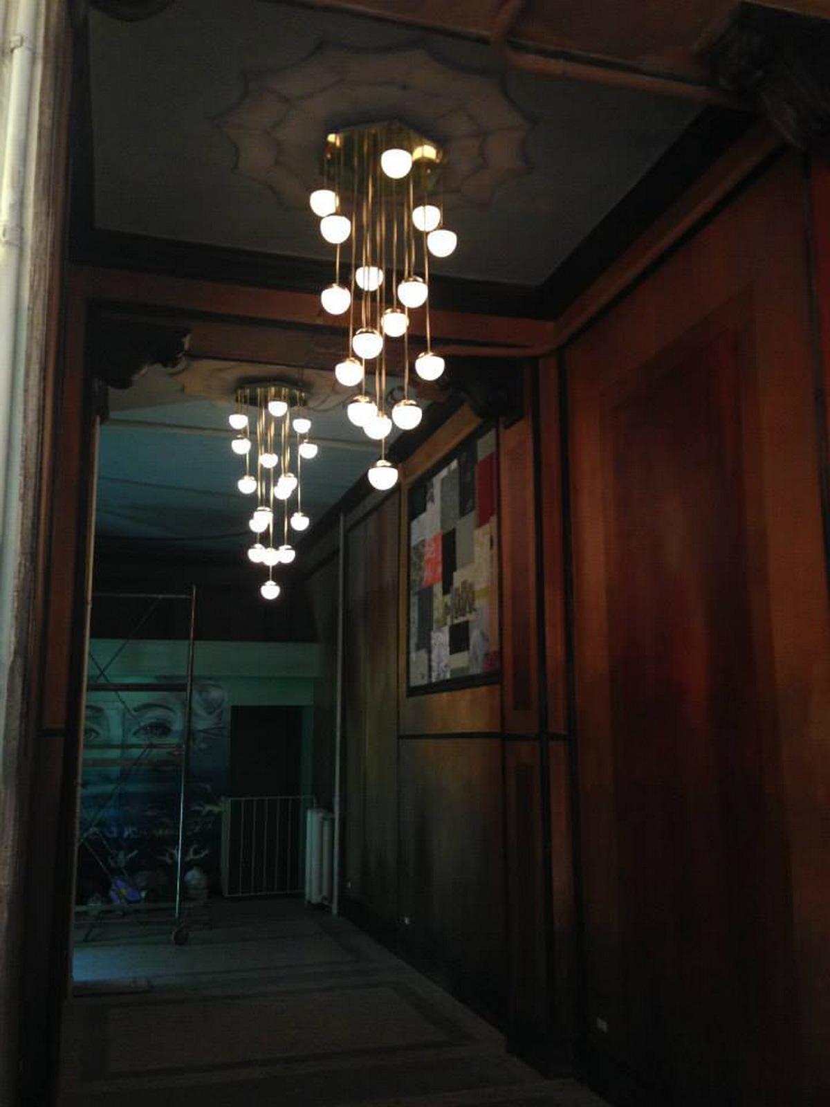 Huge Italian Waterfall Chandelier Eighteen Lights Brass and Opaline Glass In New Condition For Sale In Bochum, NRW