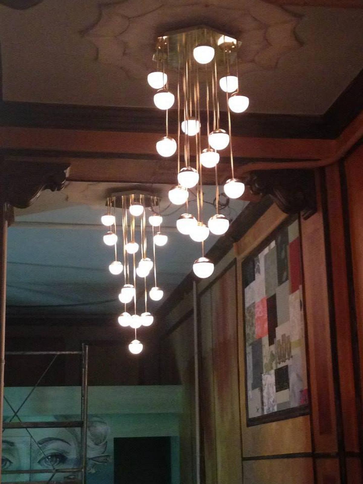 Huge Italian Waterfall Chandelier Eighteen Lights Brass and Opaline Glass For Sale 1