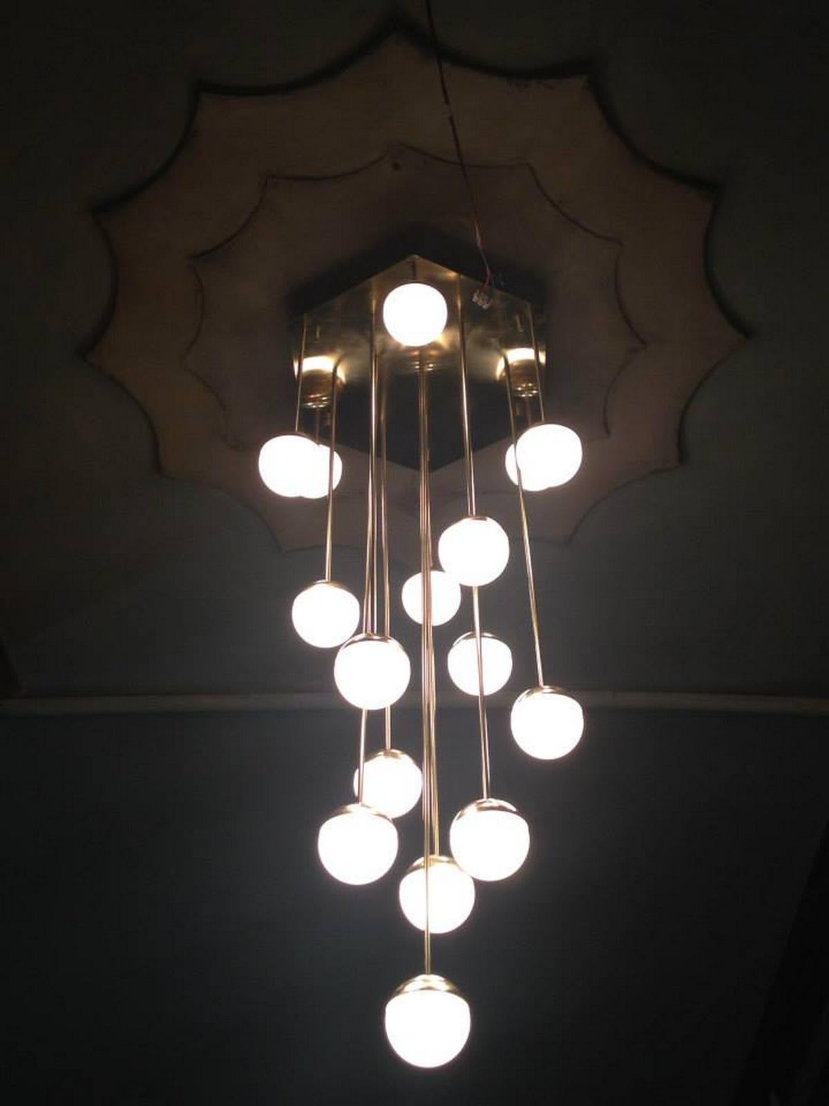 Huge Italian Waterfall Chandelier Eighteen Lights Brass and Opaline Glass For Sale 2