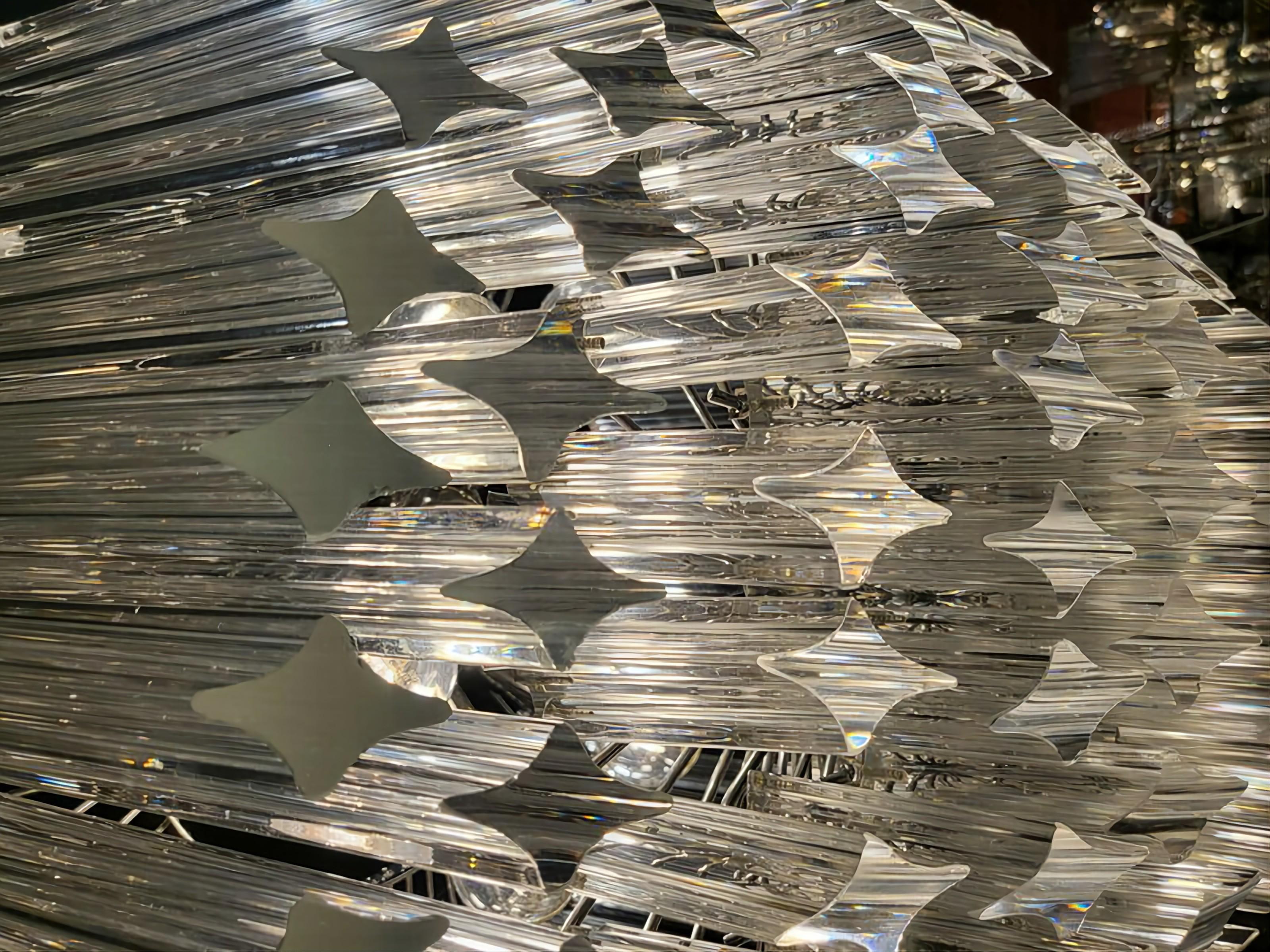 Bellissimo lampadario a cascata in cristallo realizzato alla maniera di Venini.
Questo lampadario è al 100% veneziano e non è una replica
Cristallo di ottima qualità
