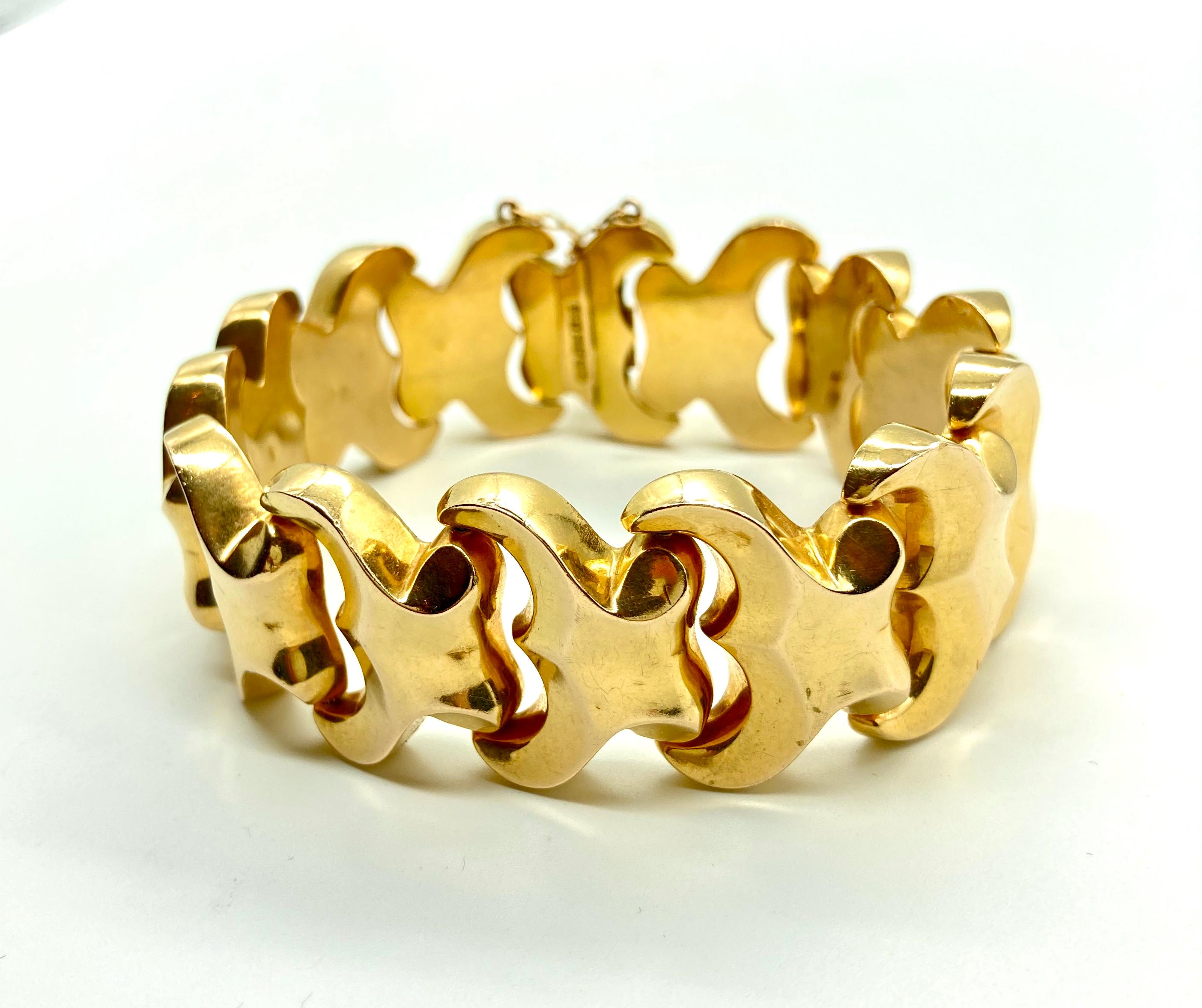 A chic 18 karat yellow gold bracelet of wavy design. Made in Italy, circa 1970s.