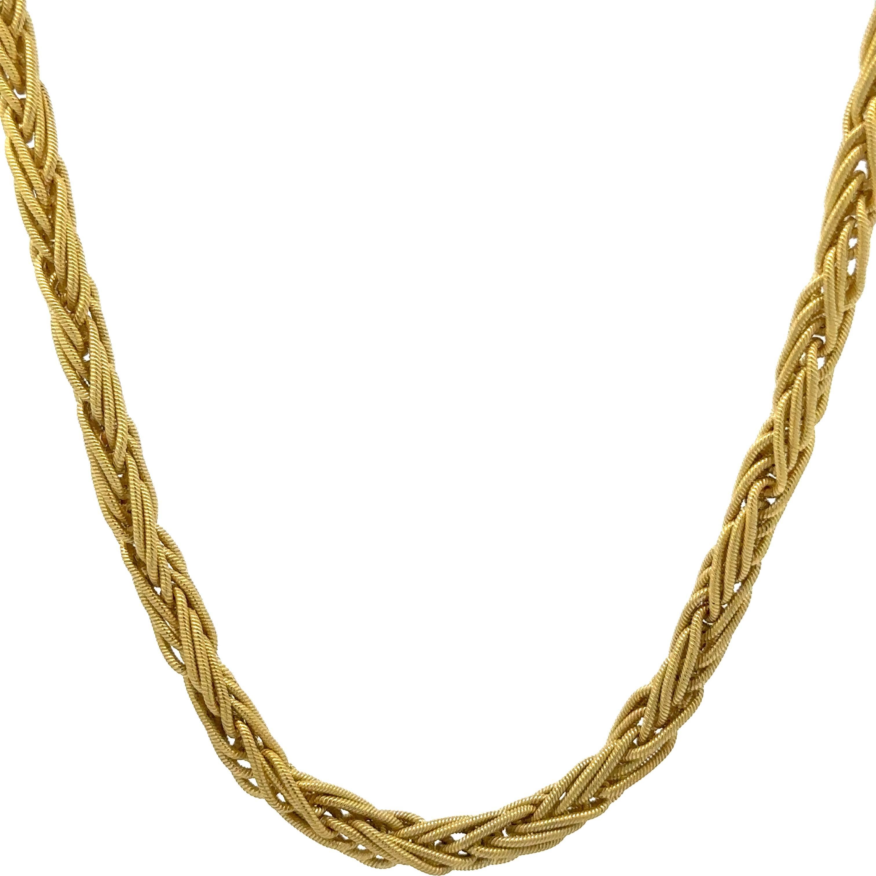 MATERIAL : Or jaune 18k massif
Poids : 49,77 grammes
Type de chaîne : Maillon de blé tressé
Longueur de la chaîne : 15 pouces 
Largeur de la chaîne : 5mm
Fermoir : Griffe de homard
Condit : Finition et patine d'origine préservées. Excellent état