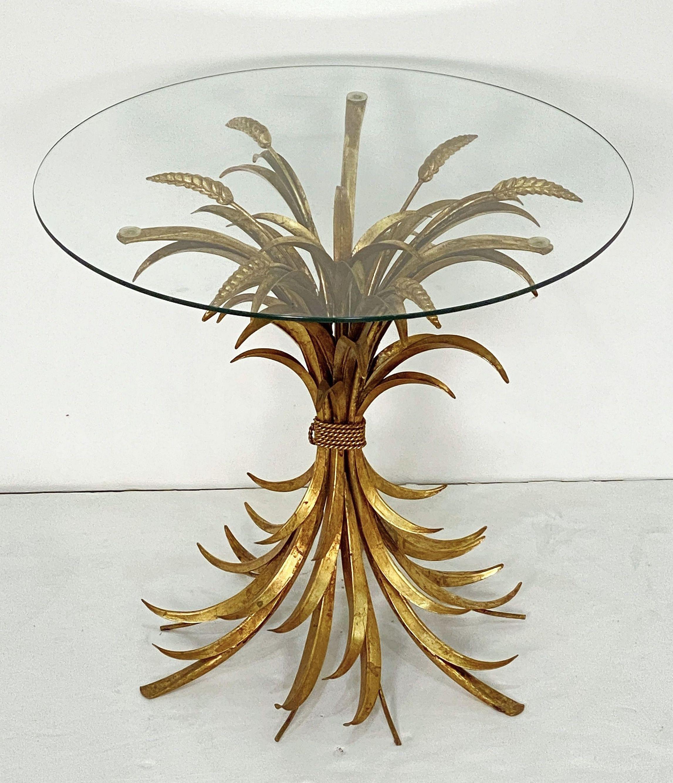 A fine Italian wheat sheaf cocktail or coffee table (or low table) from the Hollywood Regency era, featuring a round glass top set upon a beautifully designed and constructed sheaf of wheat base, with original gilt finish. 

Perfect for use as an