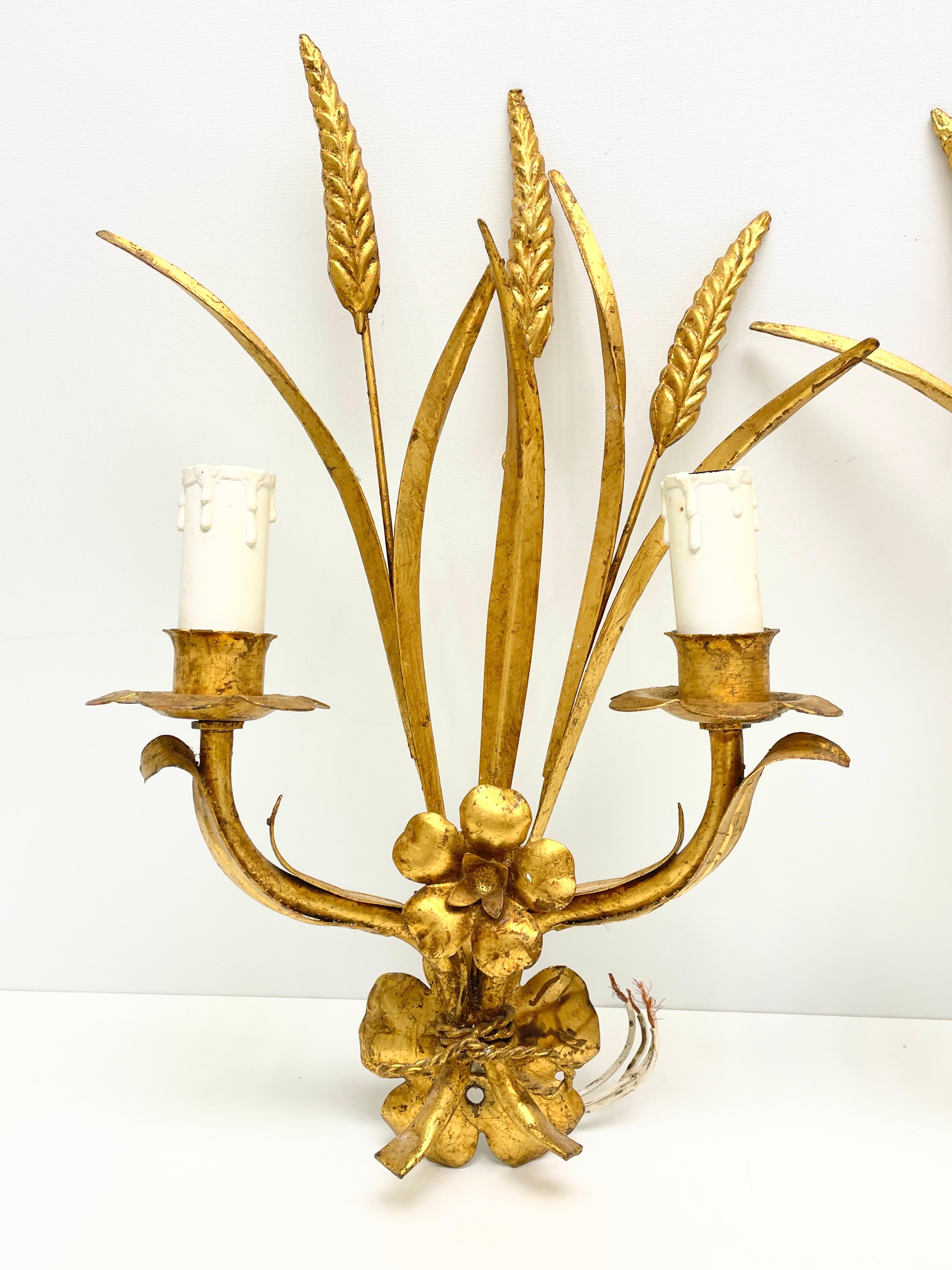Hollywood Regency Italian Wheat Sheaf Two-Light Pair of Tole Sconces Gilded Metal, European, 1960s