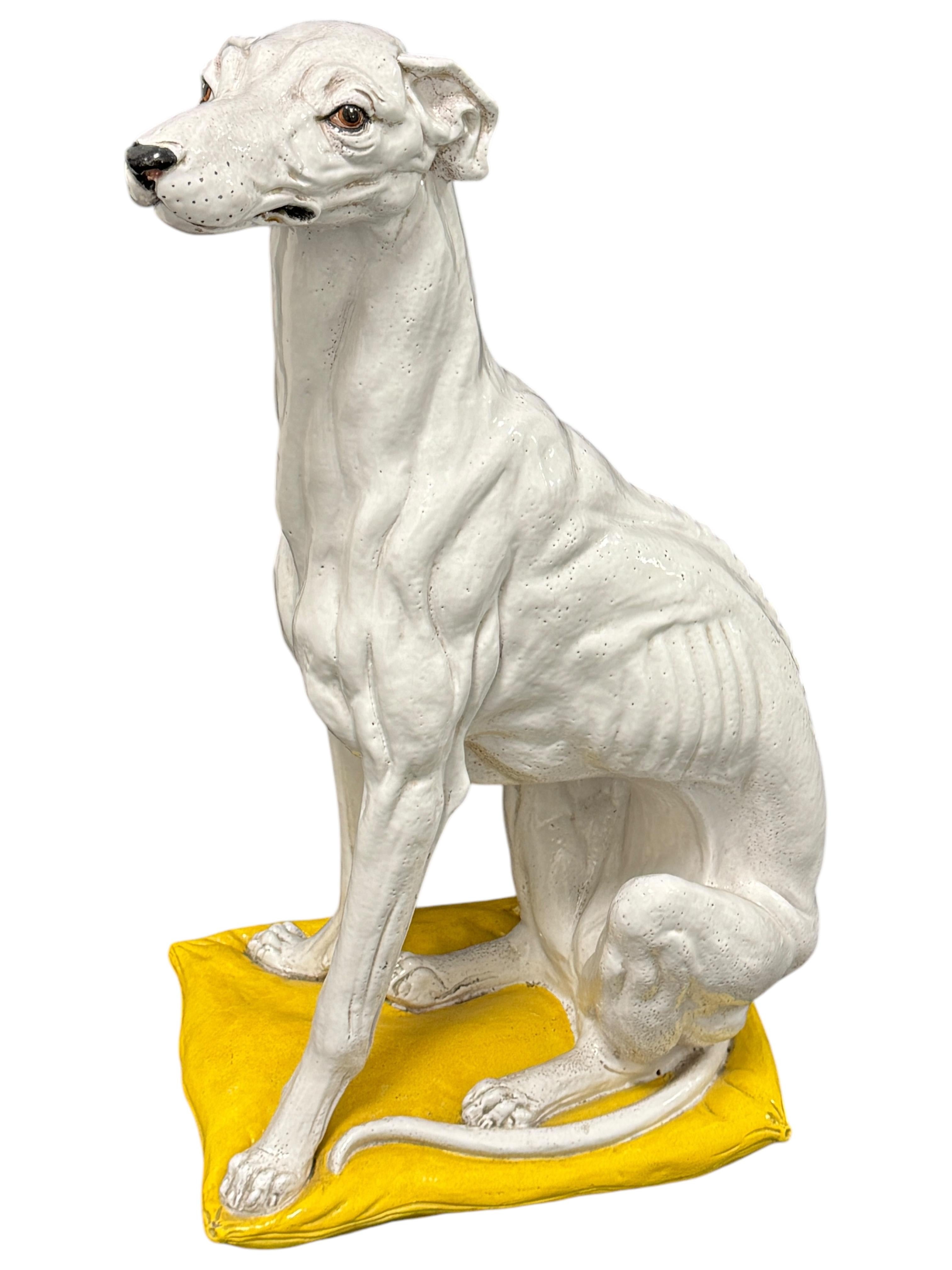 Metà XX secolo Statua di cane Whippet Greyhound in terracotta Vintage, anni '60 in vendita