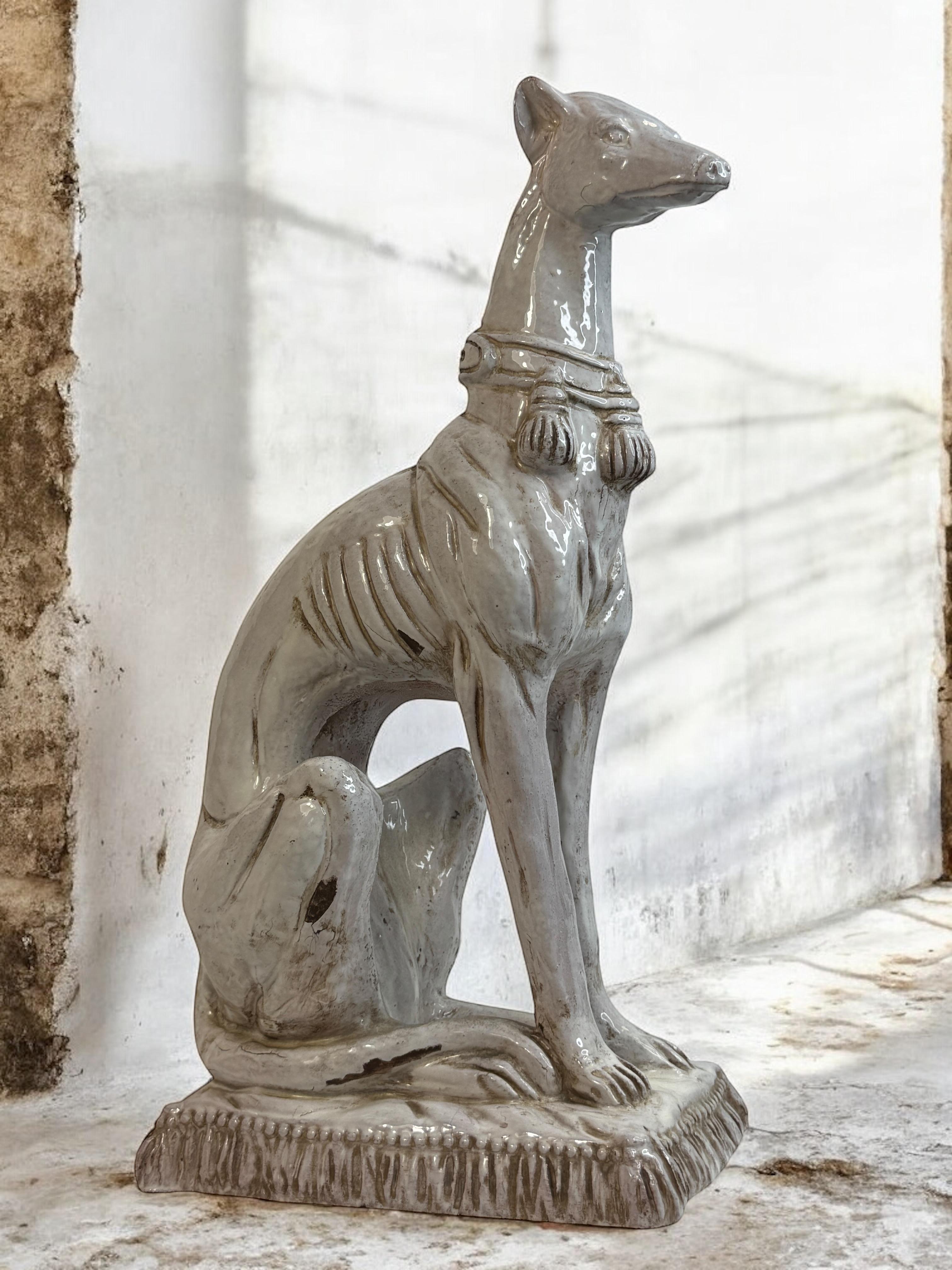 Metà XX secolo Statua di cane Whippet Greyhound in terracotta Vintage, anni '60 in vendita