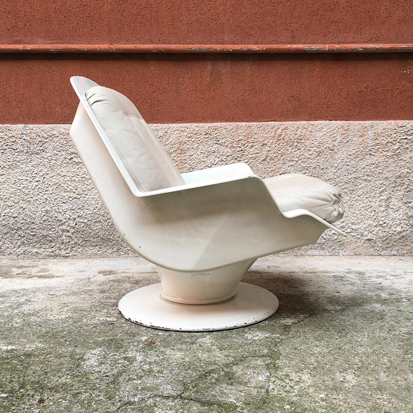 Italian white abs and beige leather Space Age armchair, 1970s. Beautiful armchair from the Space Age in the 1970s, with beige leather pillows, white abs structure and enameled metal base. Good conditions.