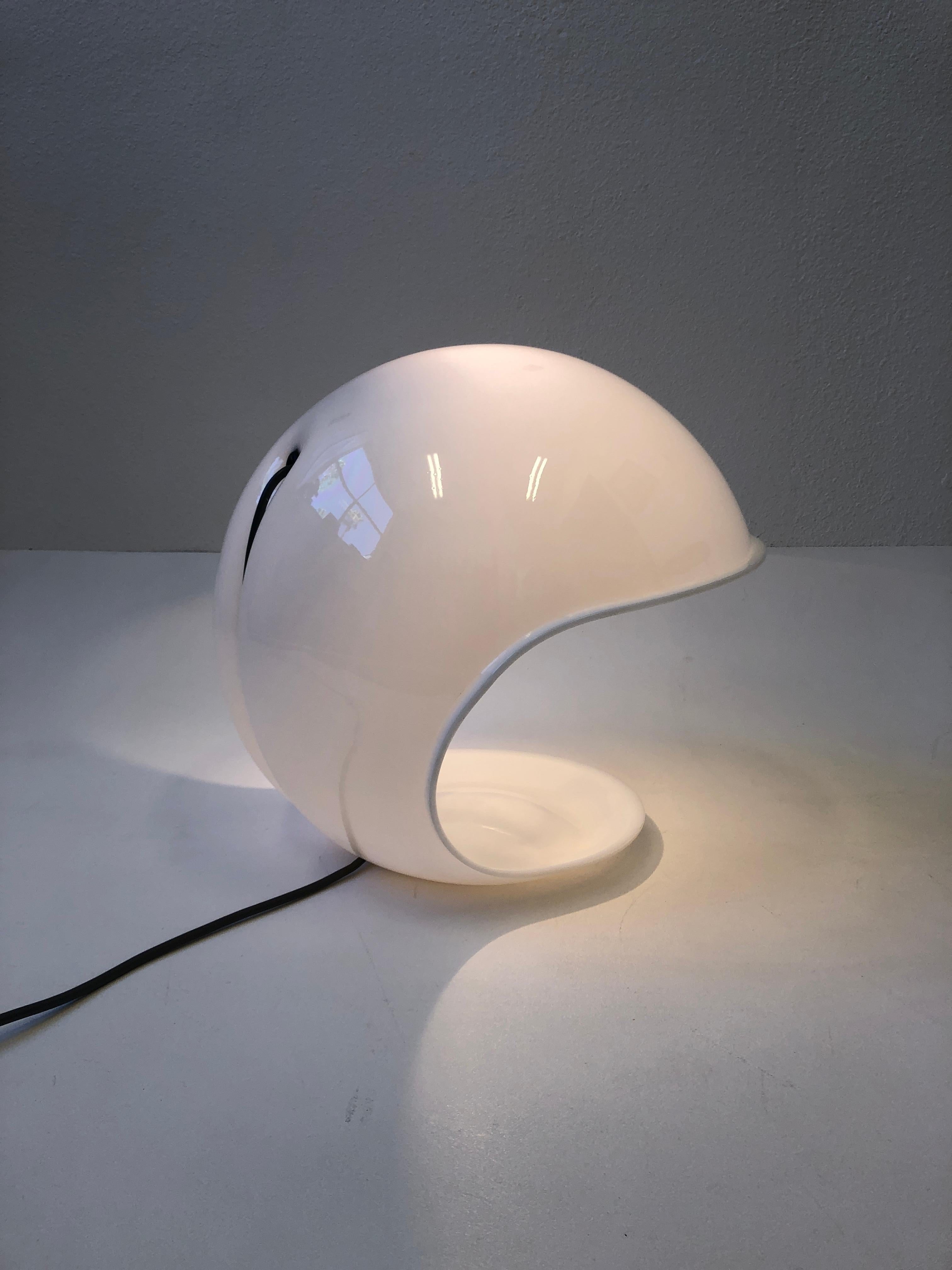 Lampe de bureau italienne en acrylique blanc par Elio Martinelli en vente 5