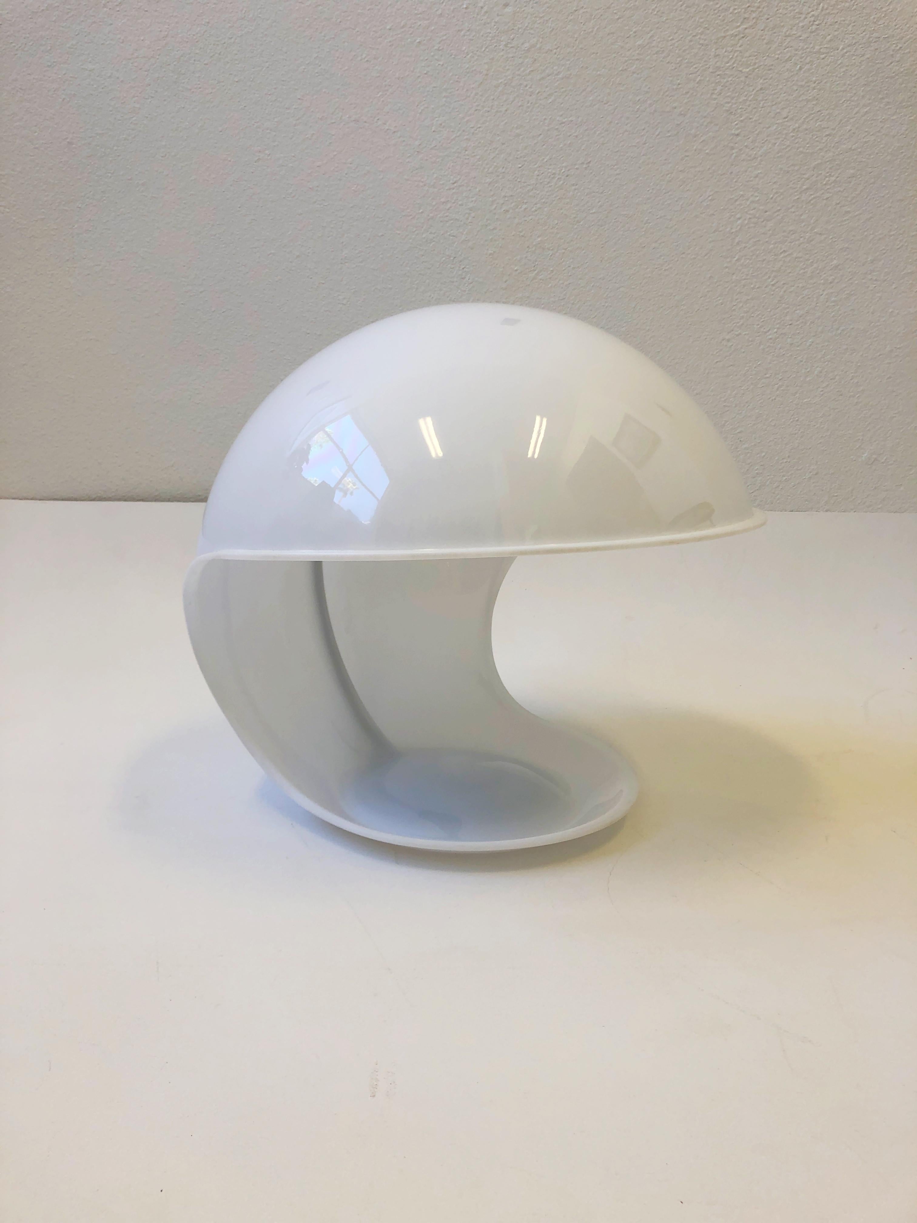 Italian White Acrylic Table Lamp by Elio Martinelli In Excellent Condition For Sale In Palm Springs, CA