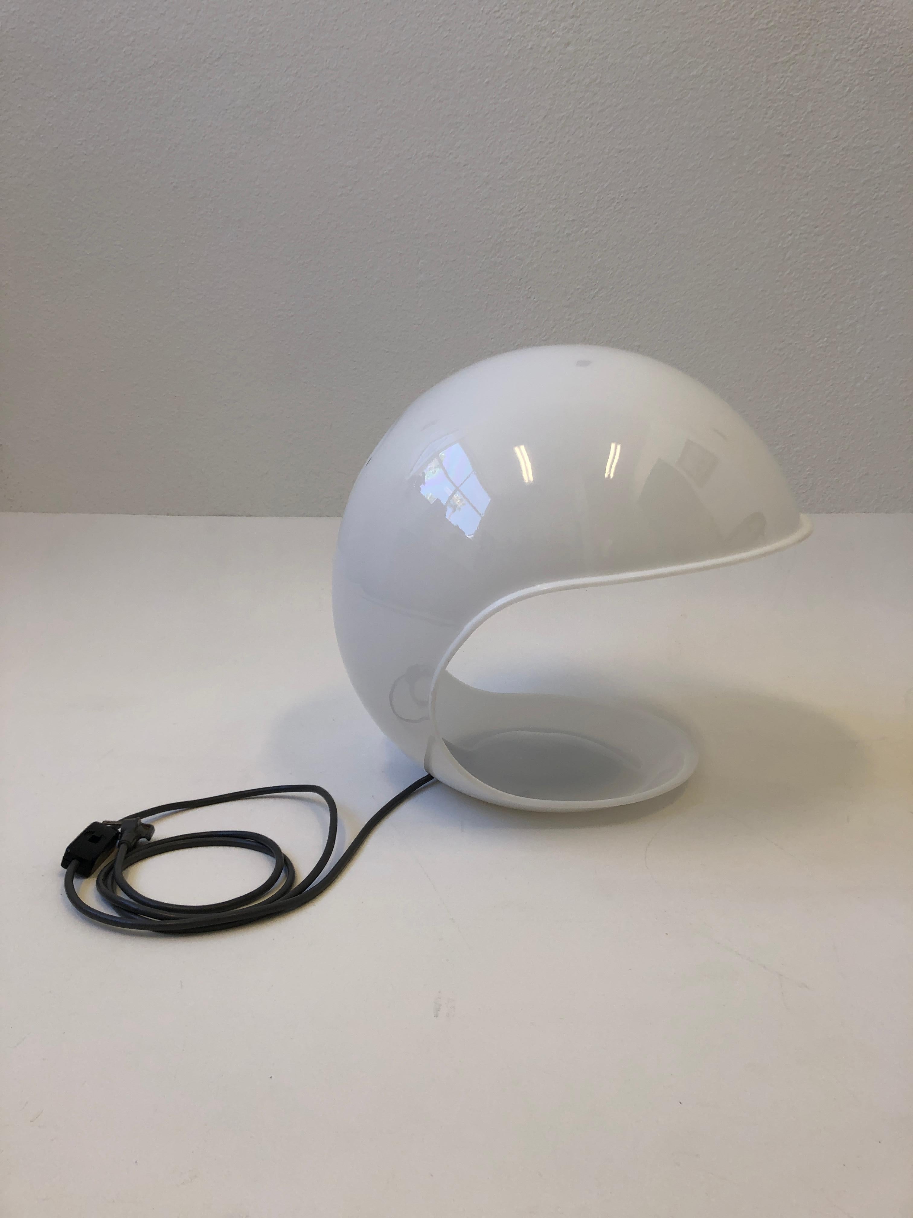 Milieu du XXe siècle Lampe de bureau italienne en acrylique blanc par Elio Martinelli en vente