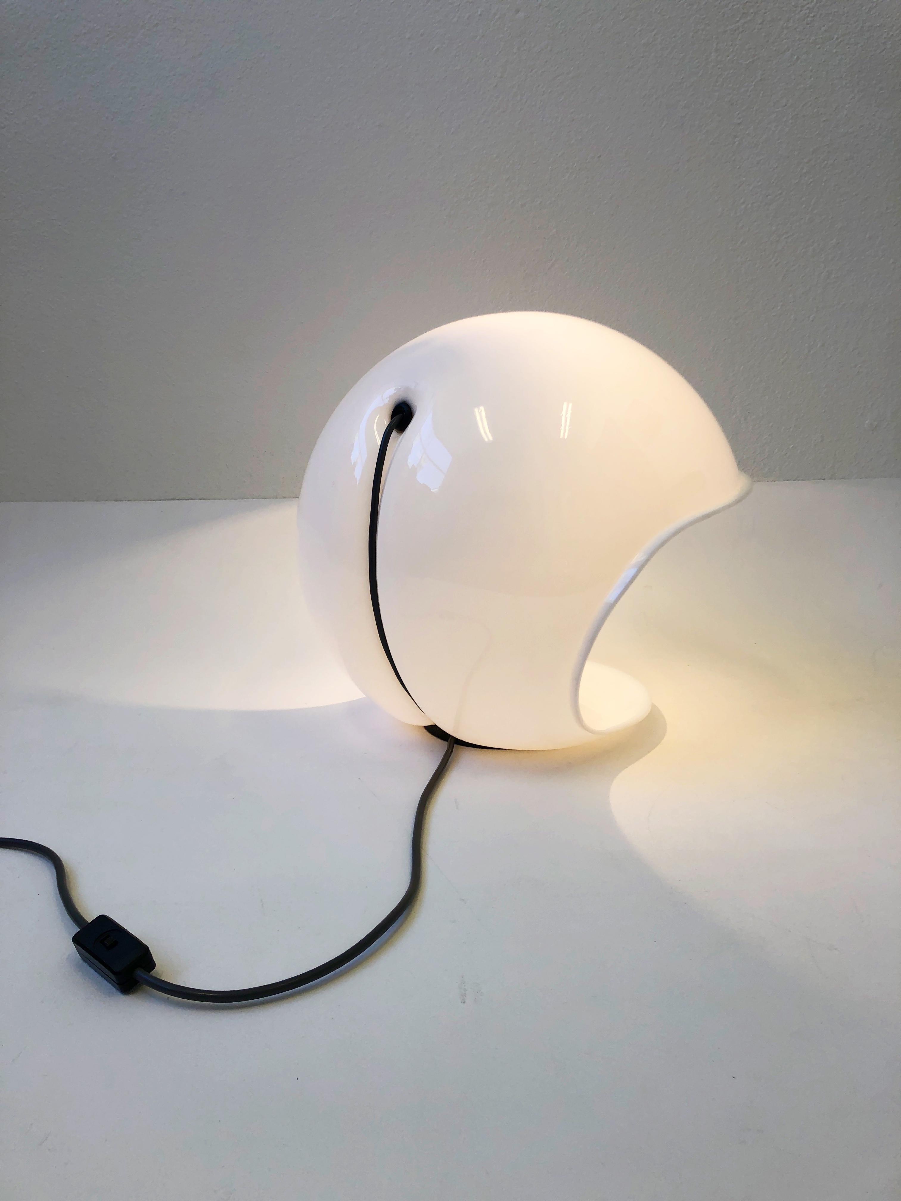 Acrylique Lampe de bureau italienne en acrylique blanc par Elio Martinelli en vente