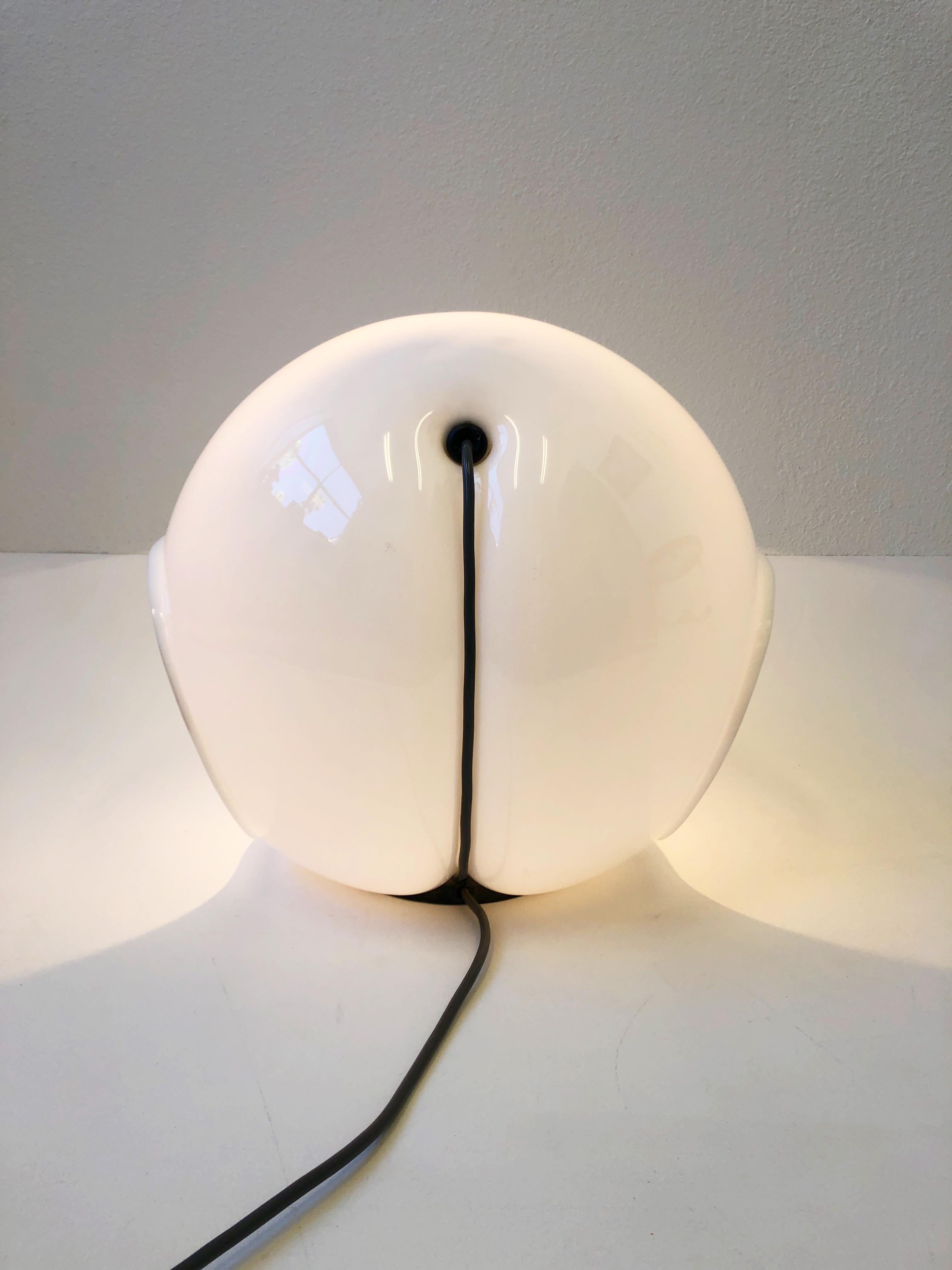 Lampe de bureau italienne en acrylique blanc par Elio Martinelli en vente 1