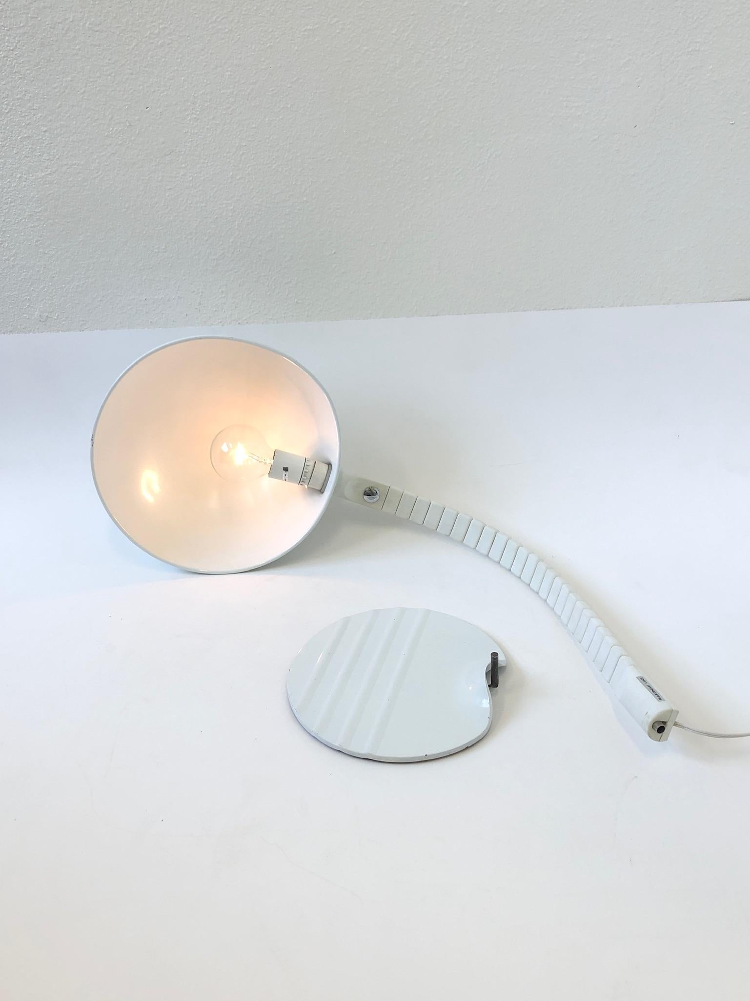 Verstellbare italienische weiße verstellbare Tischlampe von Elio Martinelli für Martinelli Luce im Angebot 2