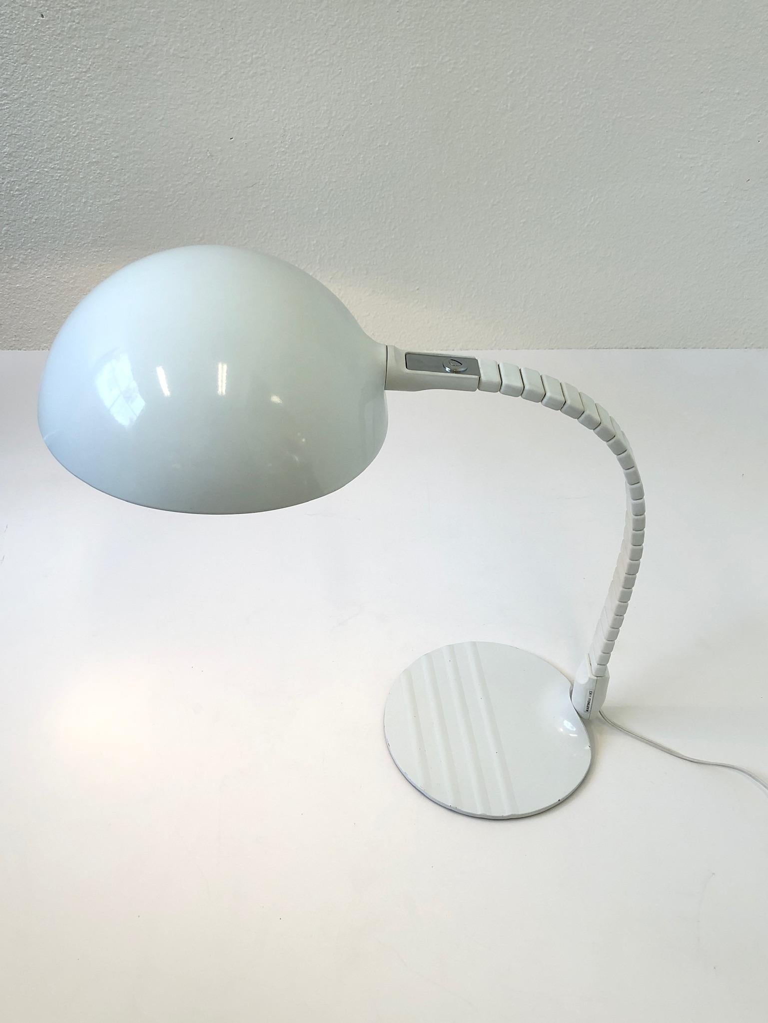 Lampe de bureau réglable blanche d'Elio Martinelli pour Martinelli Luce Bon état - En vente à Palm Springs, CA