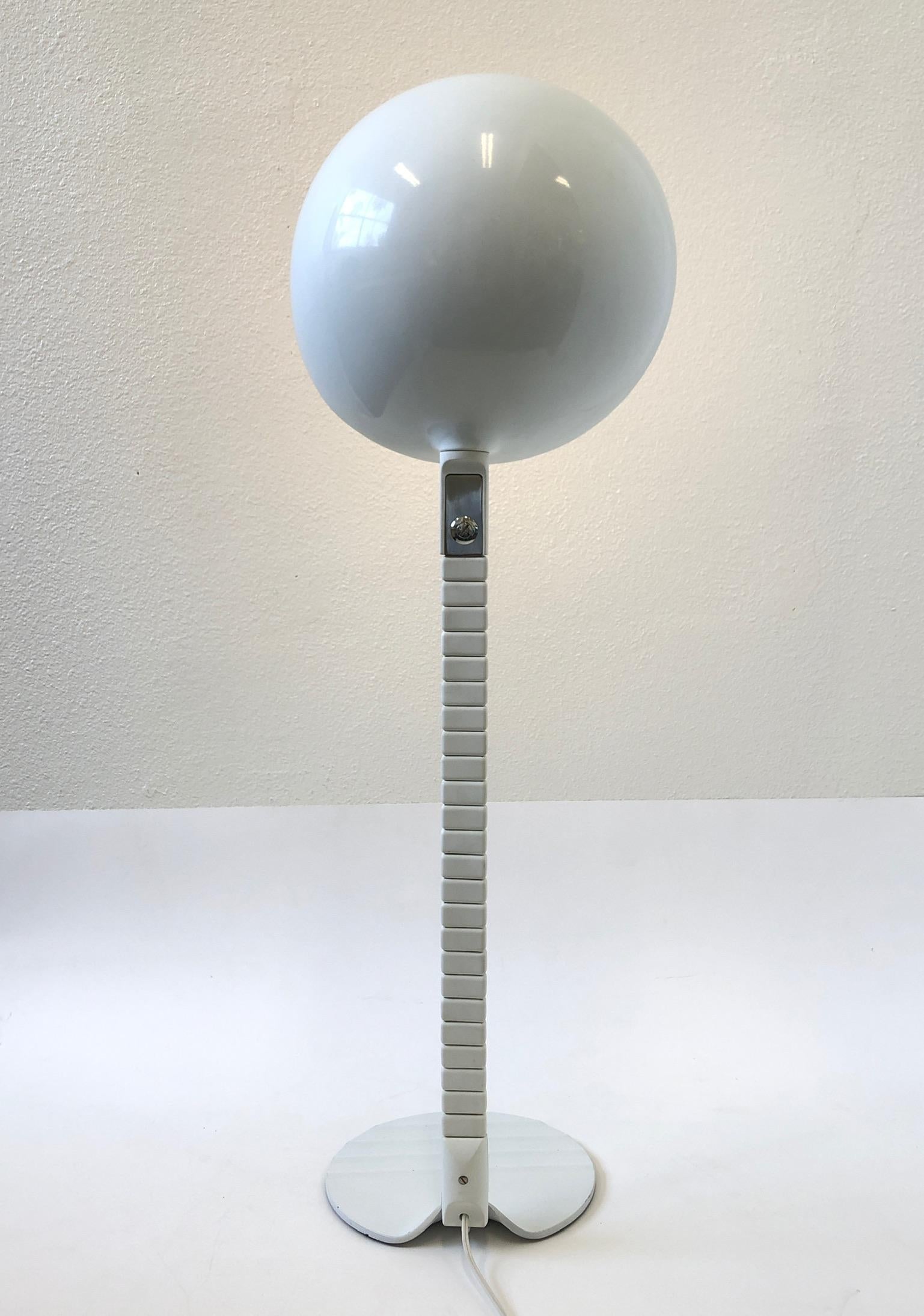 Verstellbare italienische weiße verstellbare Tischlampe von Elio Martinelli für Martinelli Luce (Stahl) im Angebot