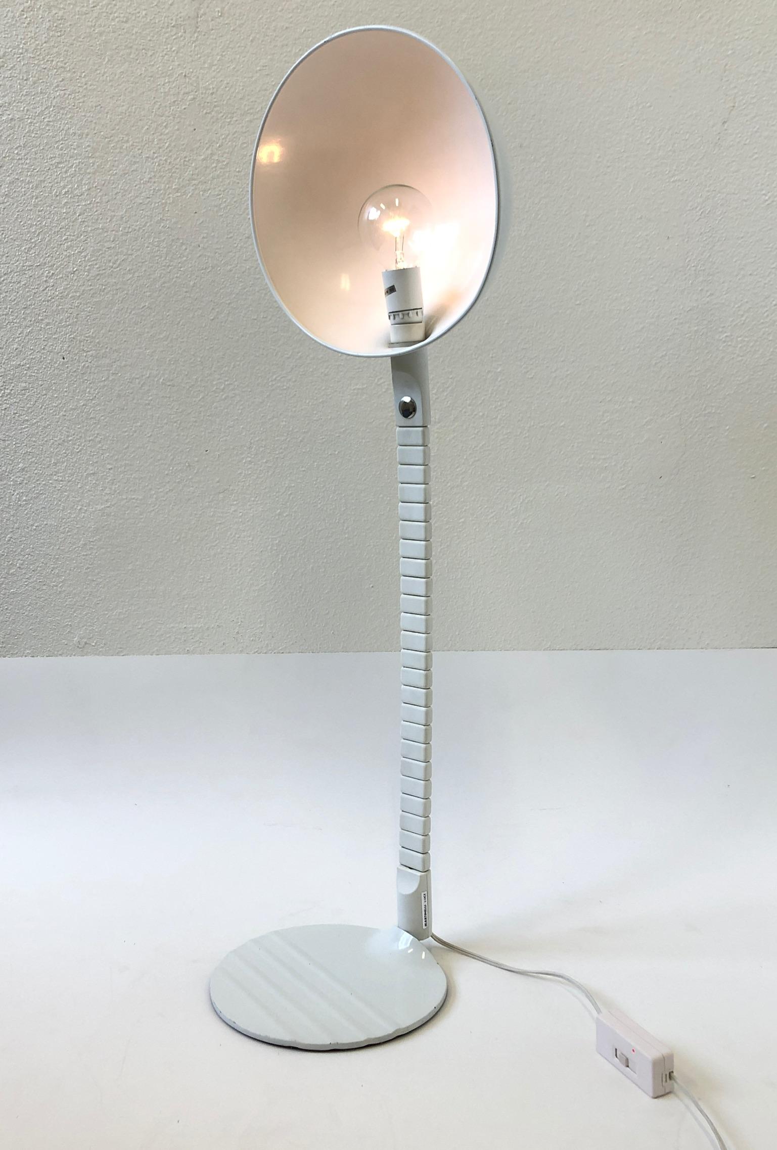 Verstellbare italienische weiße verstellbare Tischlampe von Elio Martinelli für Martinelli Luce im Angebot 1