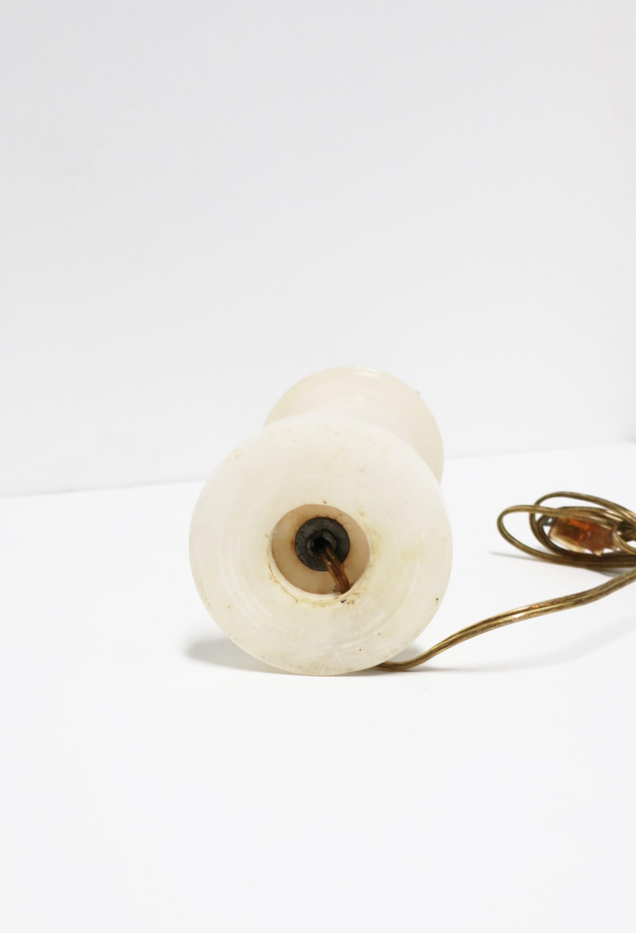Italienische moderne italienische Art-déco-Urne aus weißem Alabaster-Marmor für den Schreibtisch oder die Tischlampe im Angebot 10
