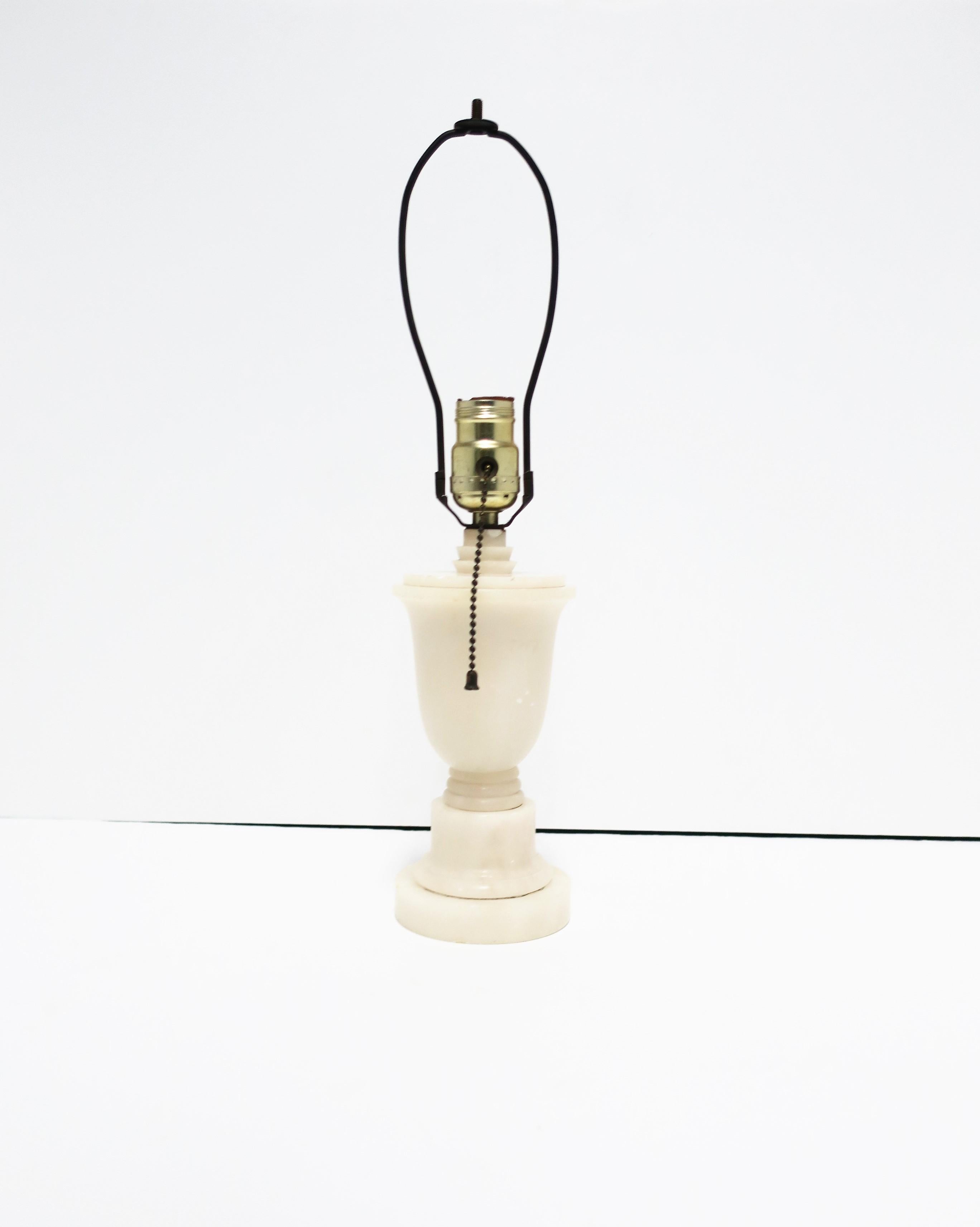 Art déco Lampe urne de bureau ou lampe de table Art Déco moderne italienne en marbre blanc et albâtre en vente