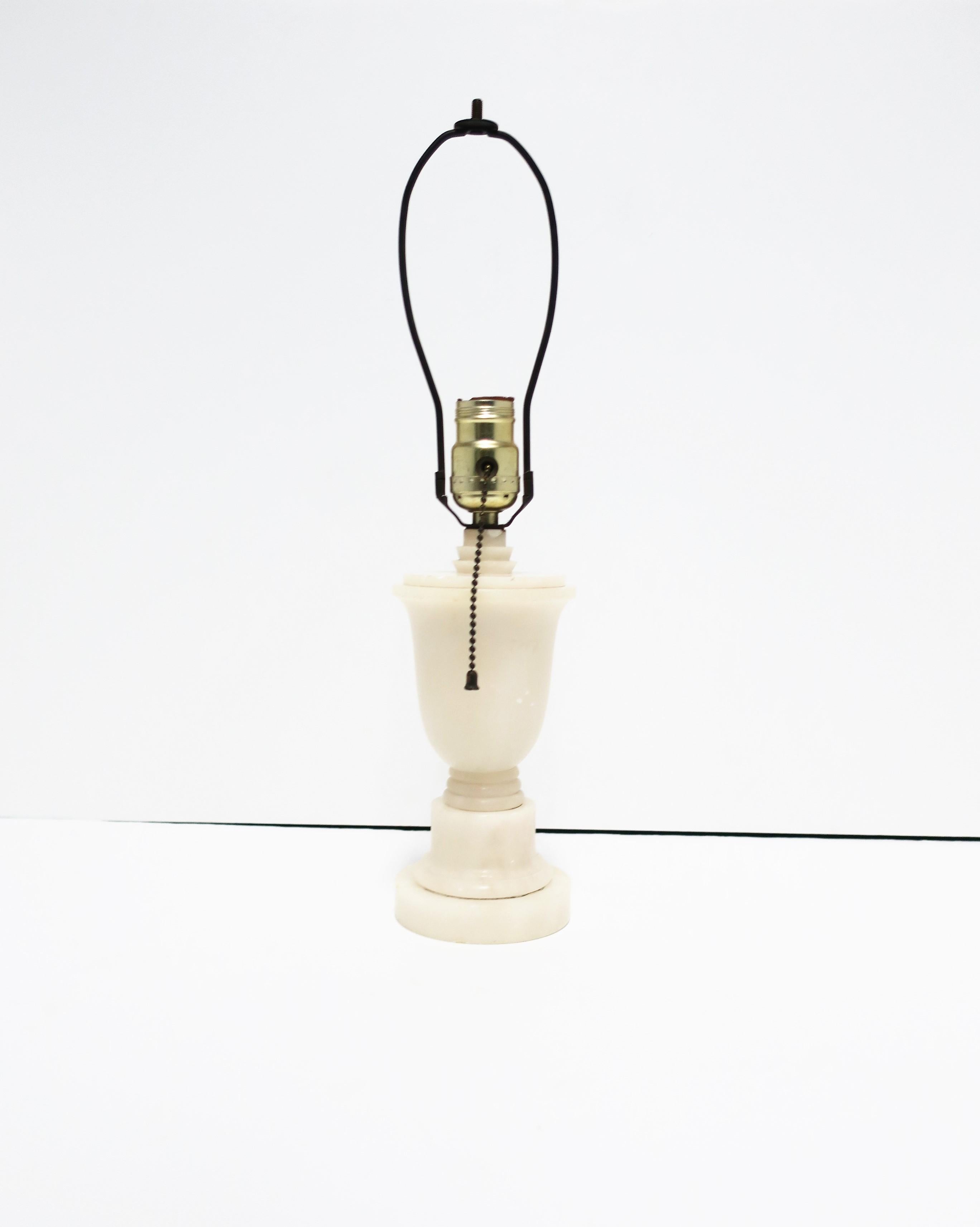 Art Déco Lampada da tavolo o da tavolo in marmo alabastrino bianco Art Deco moderna italiana in vendita