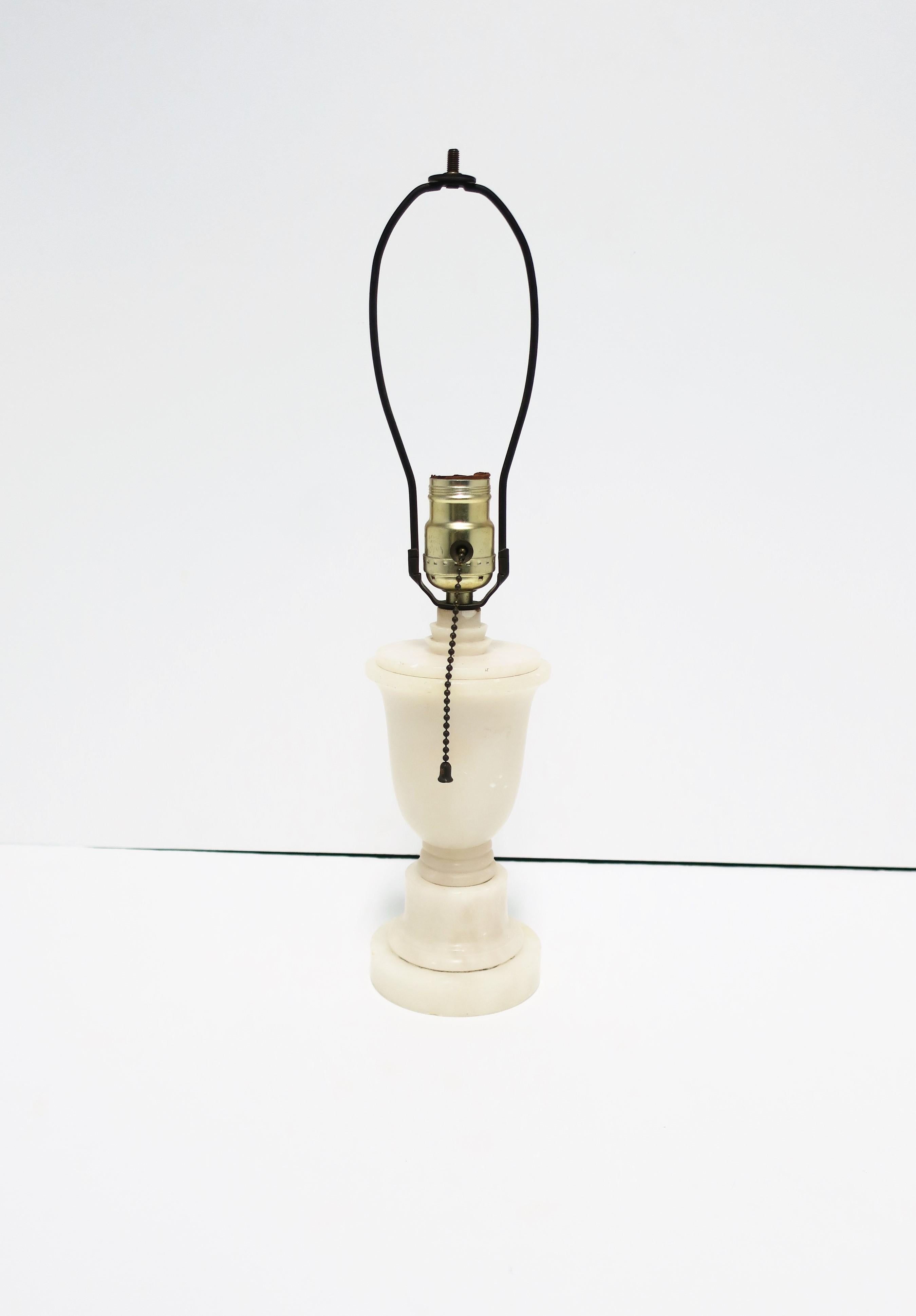 Italienische moderne italienische Art-déco-Urne aus weißem Alabaster-Marmor für den Schreibtisch oder die Tischlampe (Handgeschnitzt) im Angebot