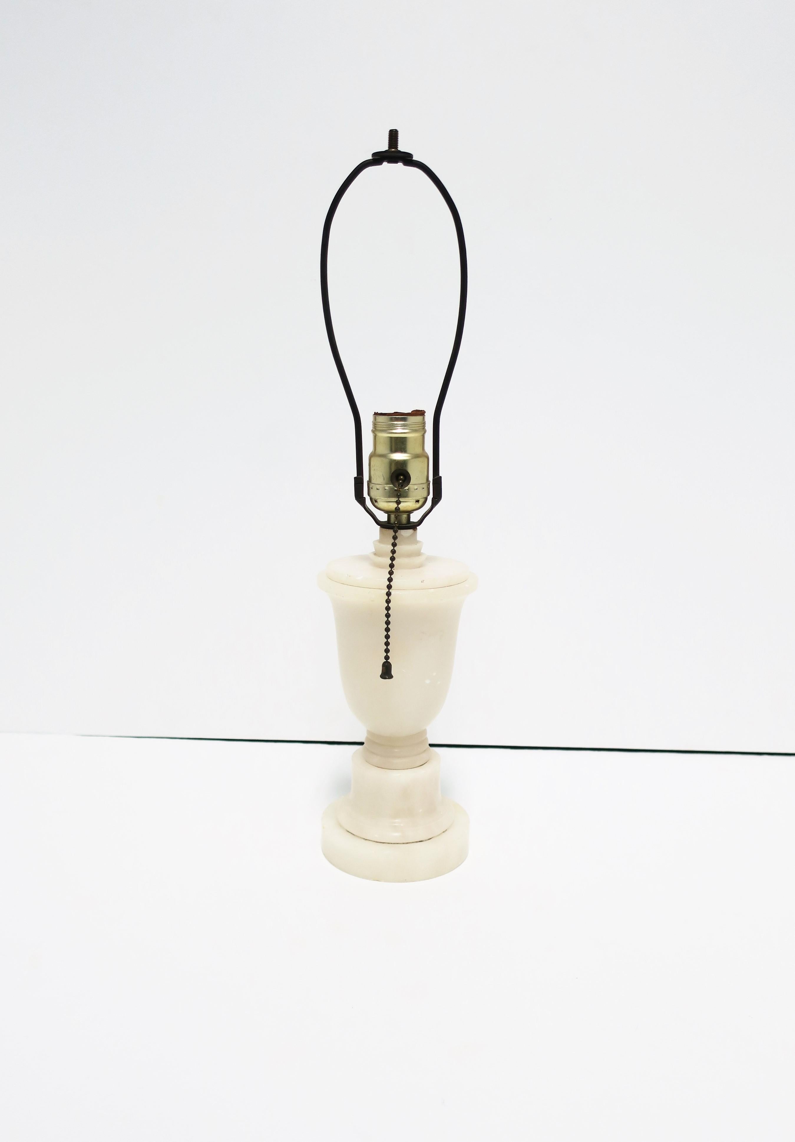 Italiano Lampada da tavolo o da tavolo in marmo alabastrino bianco Art Deco moderna italiana in vendita