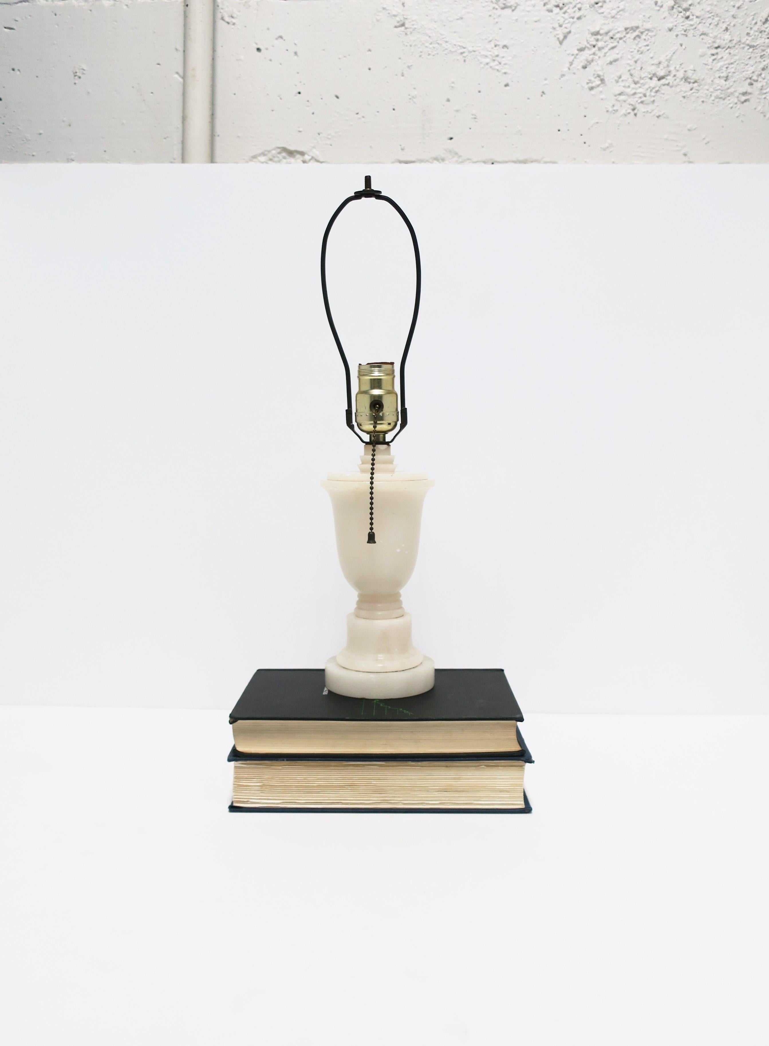 Italienische moderne italienische Art-déco-Urne aus weißem Alabaster-Marmor für den Schreibtisch oder die Tischlampe im Zustand „Gut“ im Angebot in New York, NY