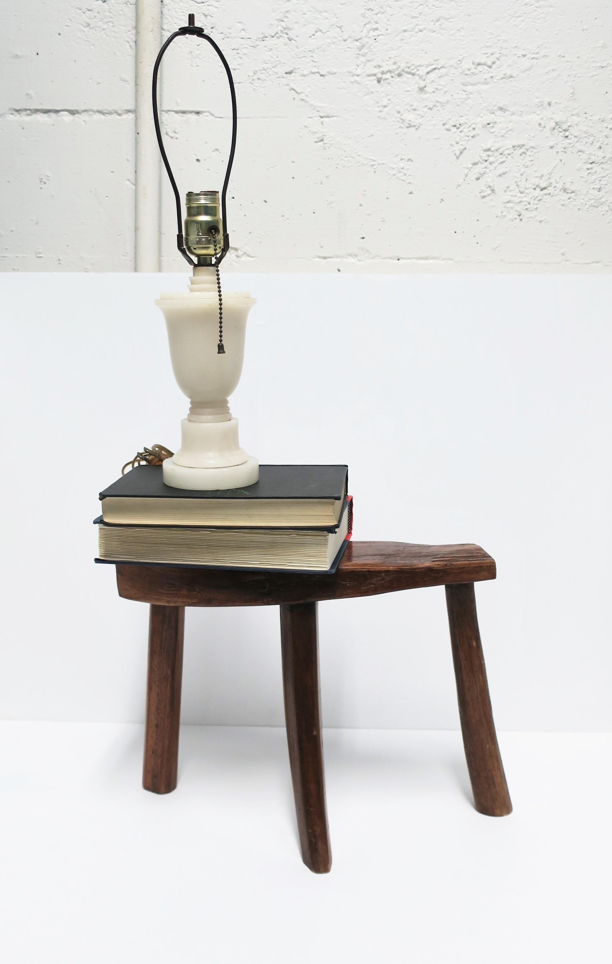 20ième siècle Lampe urne de bureau ou lampe de table Art Déco moderne italienne en marbre blanc et albâtre en vente