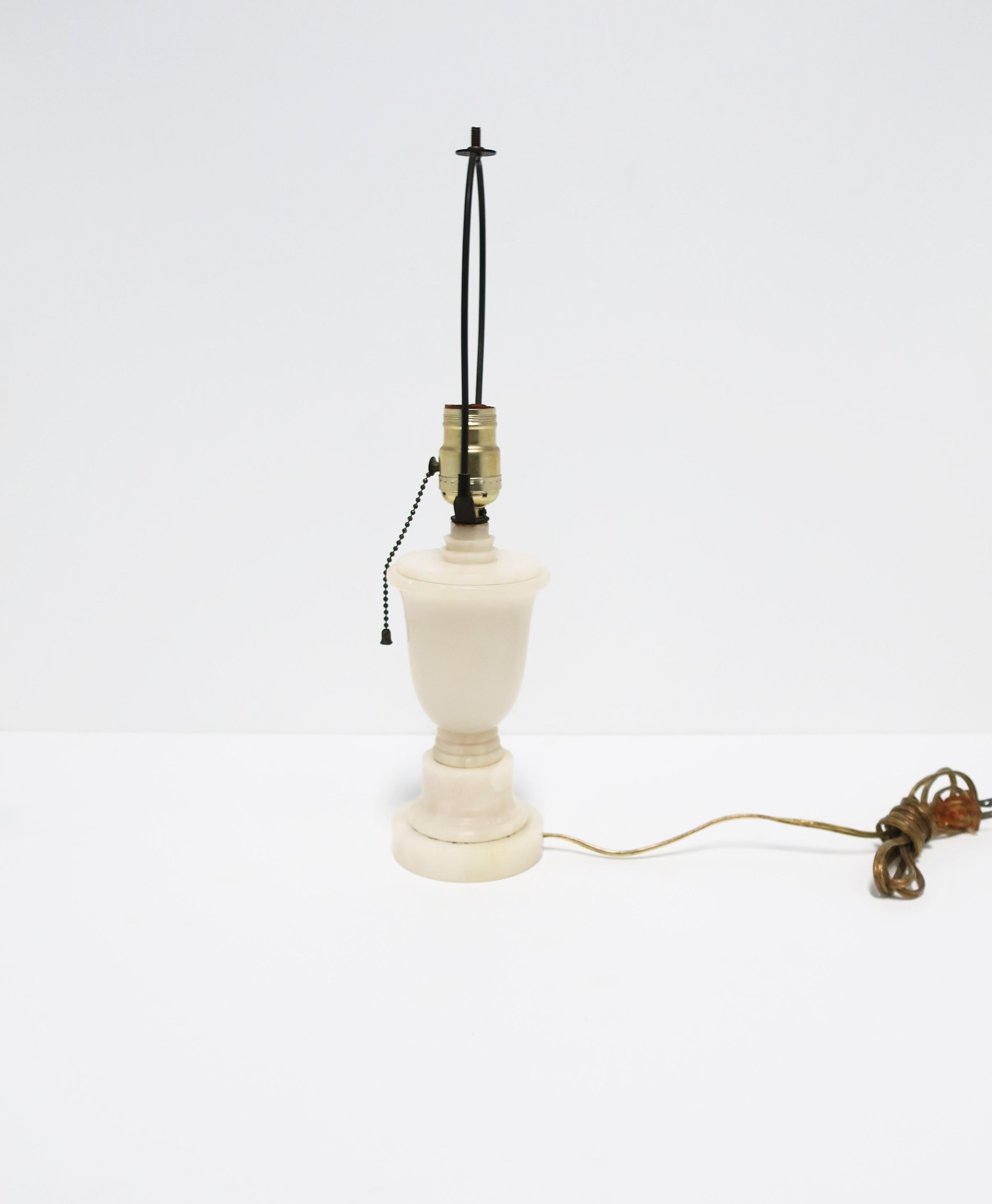 Lampe urne de bureau ou lampe de table Art Déco moderne italienne en marbre blanc et albâtre en vente 1