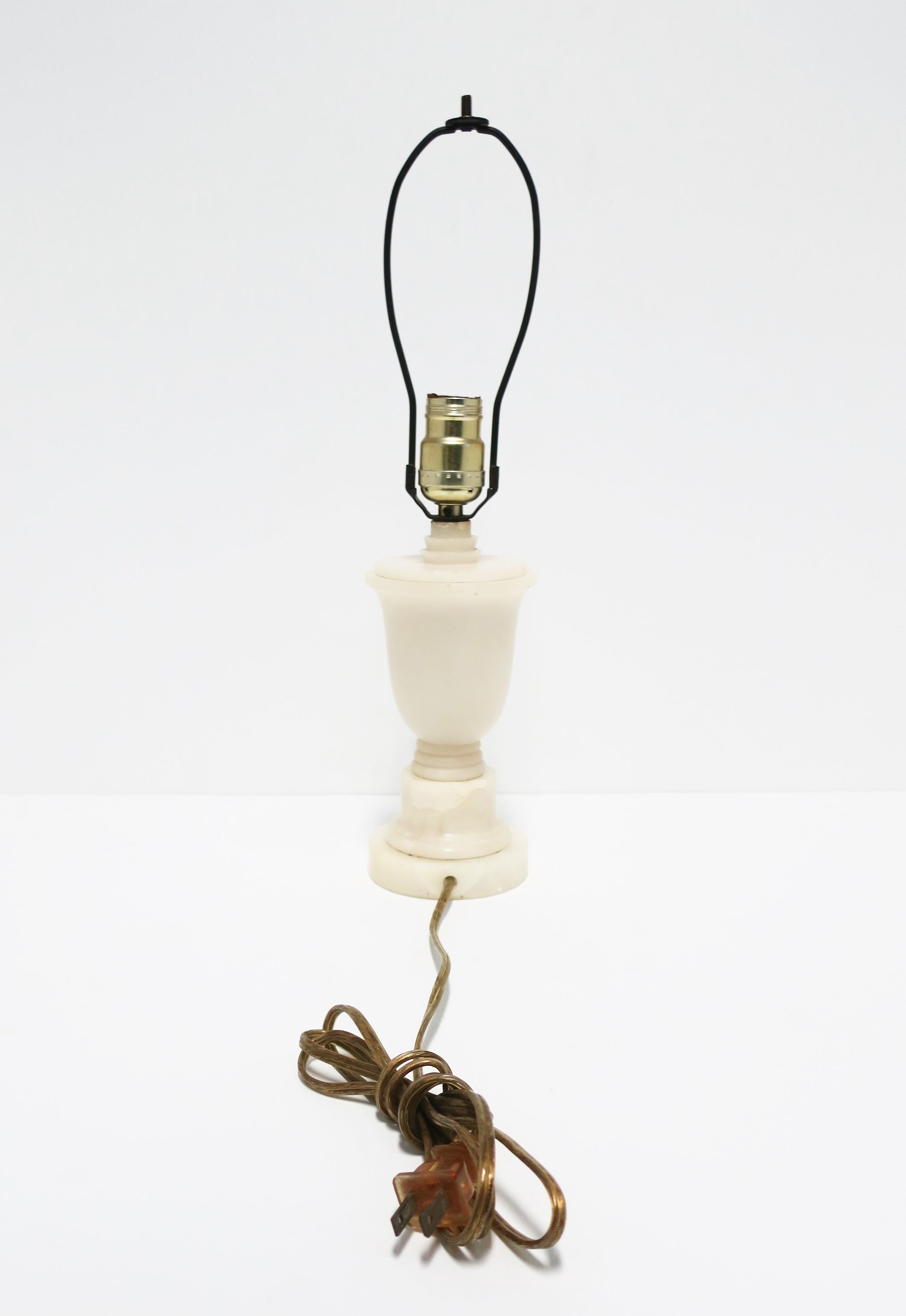 Italienische moderne italienische Art-déco-Urne aus weißem Alabaster-Marmor für den Schreibtisch oder die Tischlampe im Angebot 3