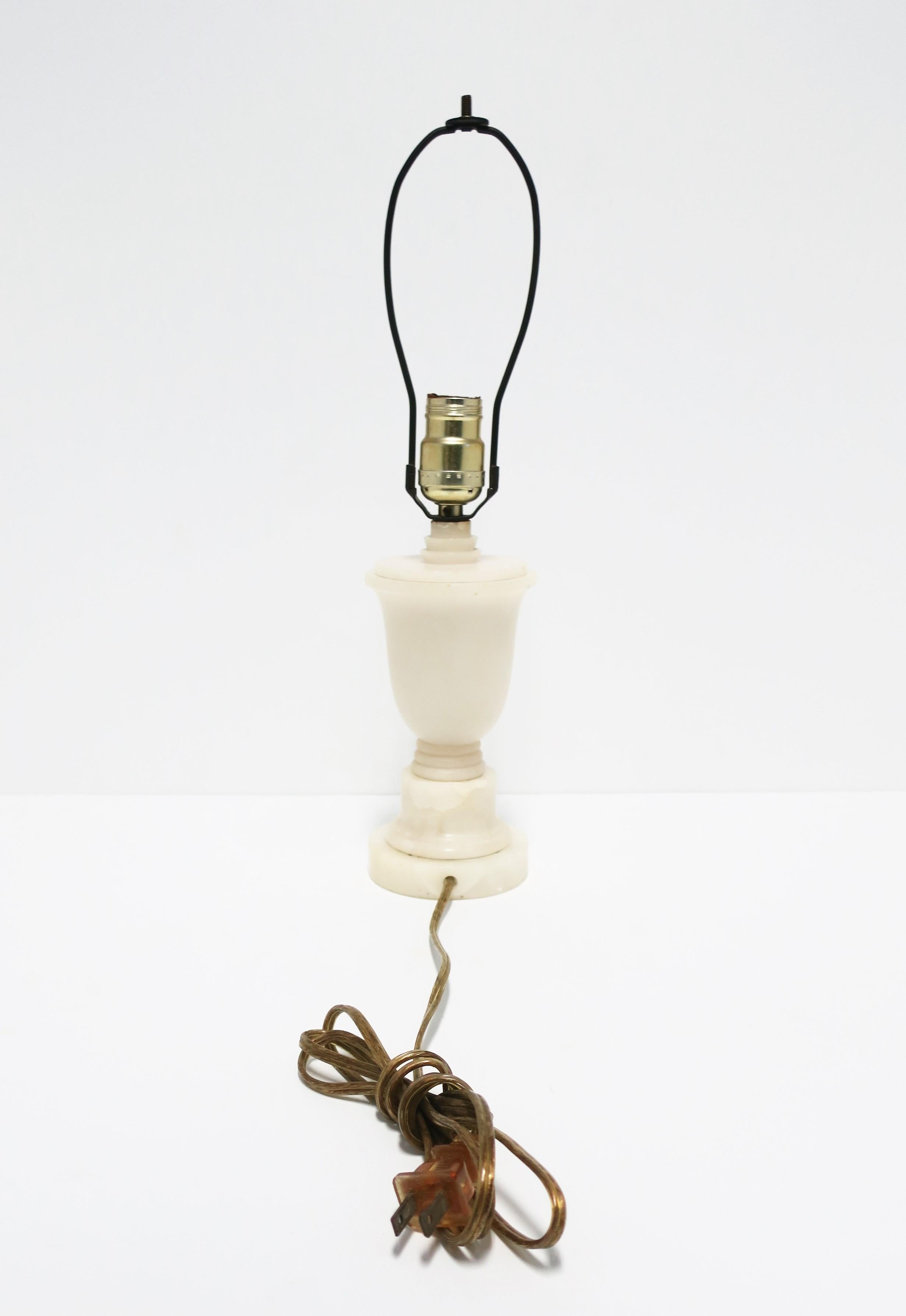Lampada da tavolo o da tavolo in marmo alabastrino bianco Art Deco moderna italiana in vendita 1