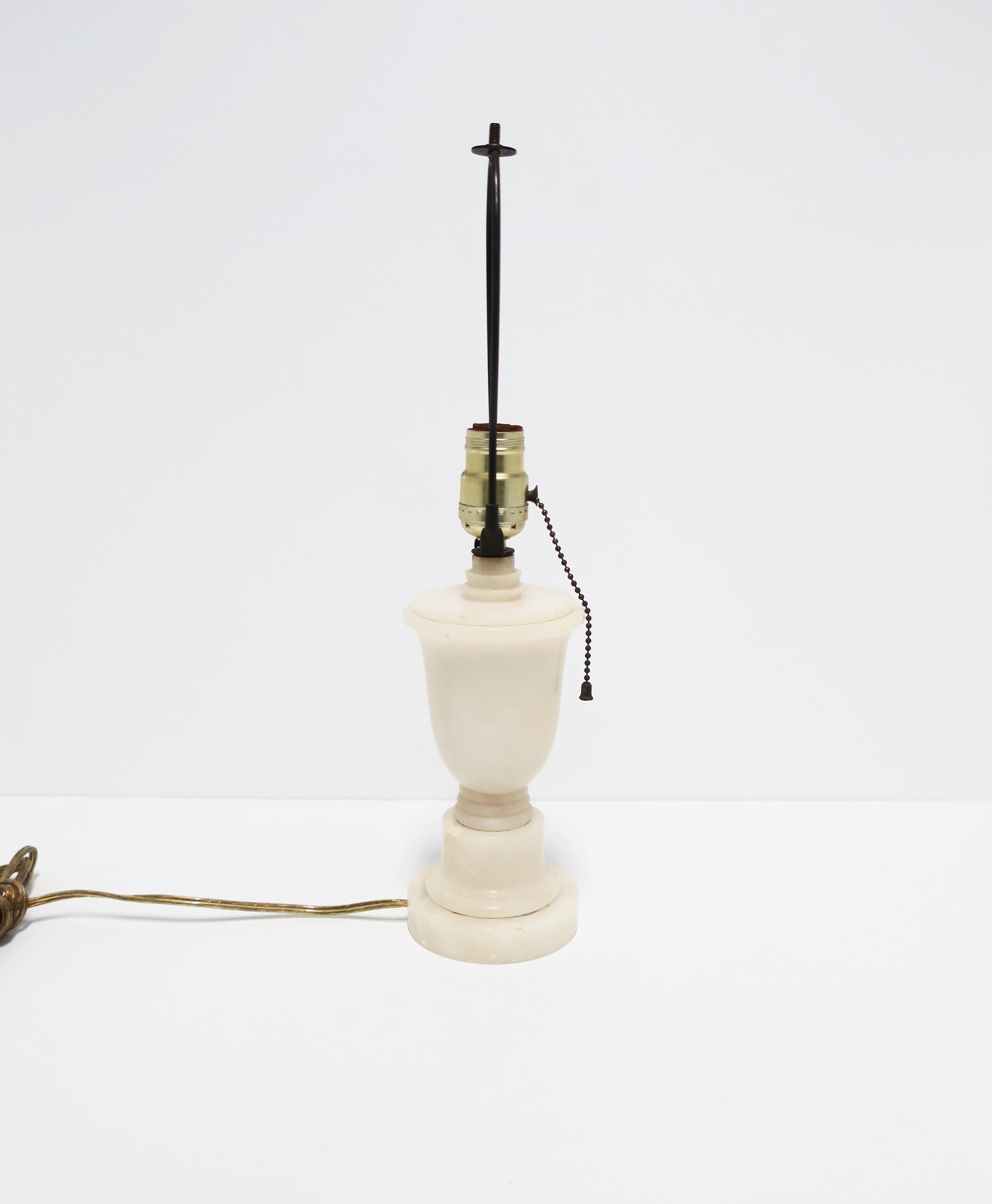 Italienische moderne italienische Art-déco-Urne aus weißem Alabaster-Marmor für den Schreibtisch oder die Tischlampe im Angebot 4