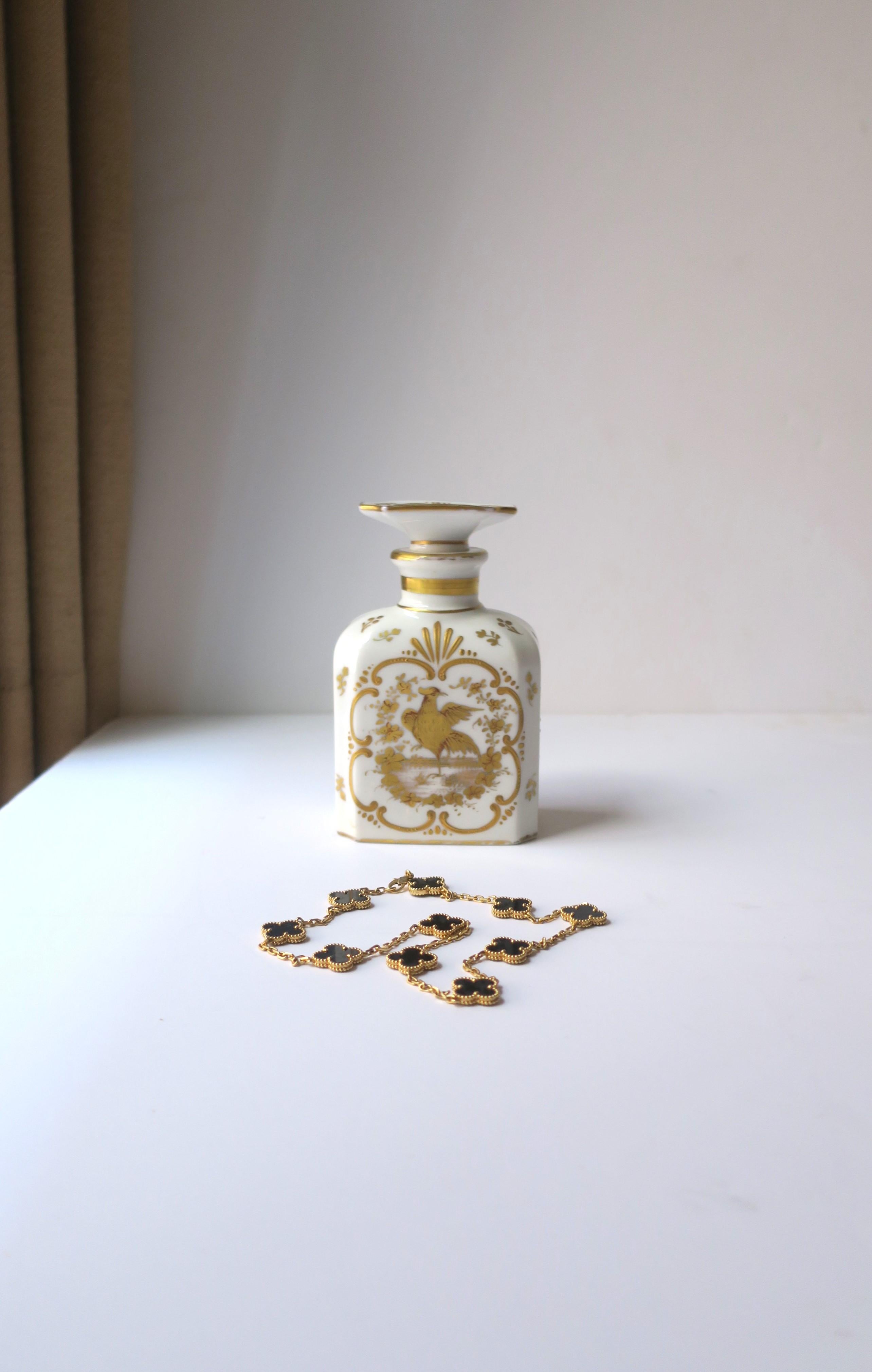 Italian White and Gold Porcelain Vanity Bottle with Bird Design Rococo Style In Good Condition For Sale In New York, NY