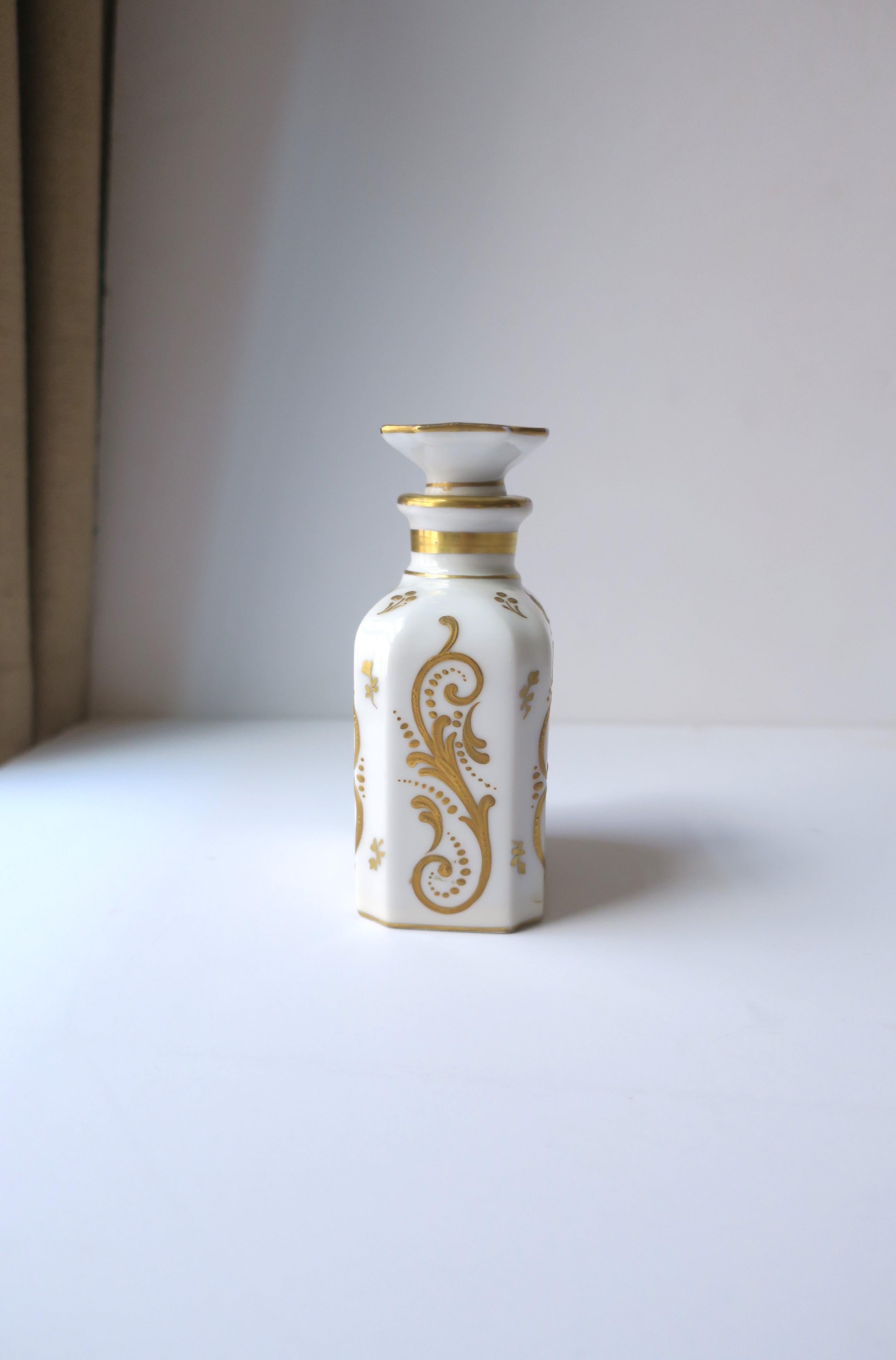 Italian White and Gold Porcelain Vanity Bottle with Bird Design Rococo Style For Sale 3