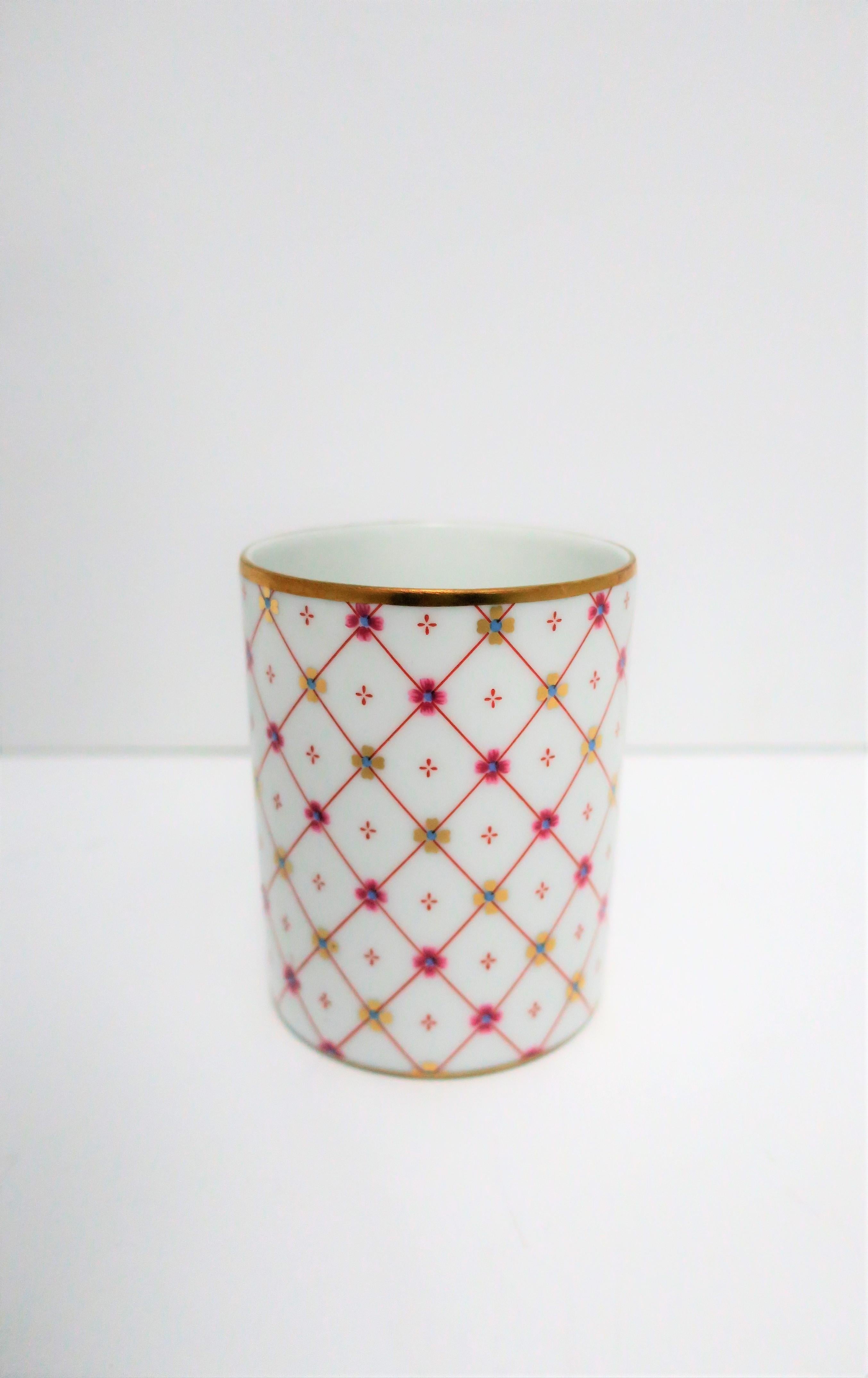 A beautiful Italian white and gold porcelain bathroom water cup or vanity piece to hold Q-tips, make-up brushes, etc., by designer Richard Ginori, circa 20th century, Italy. Piece could also be used as a small vase. Colors include: White porcelain,