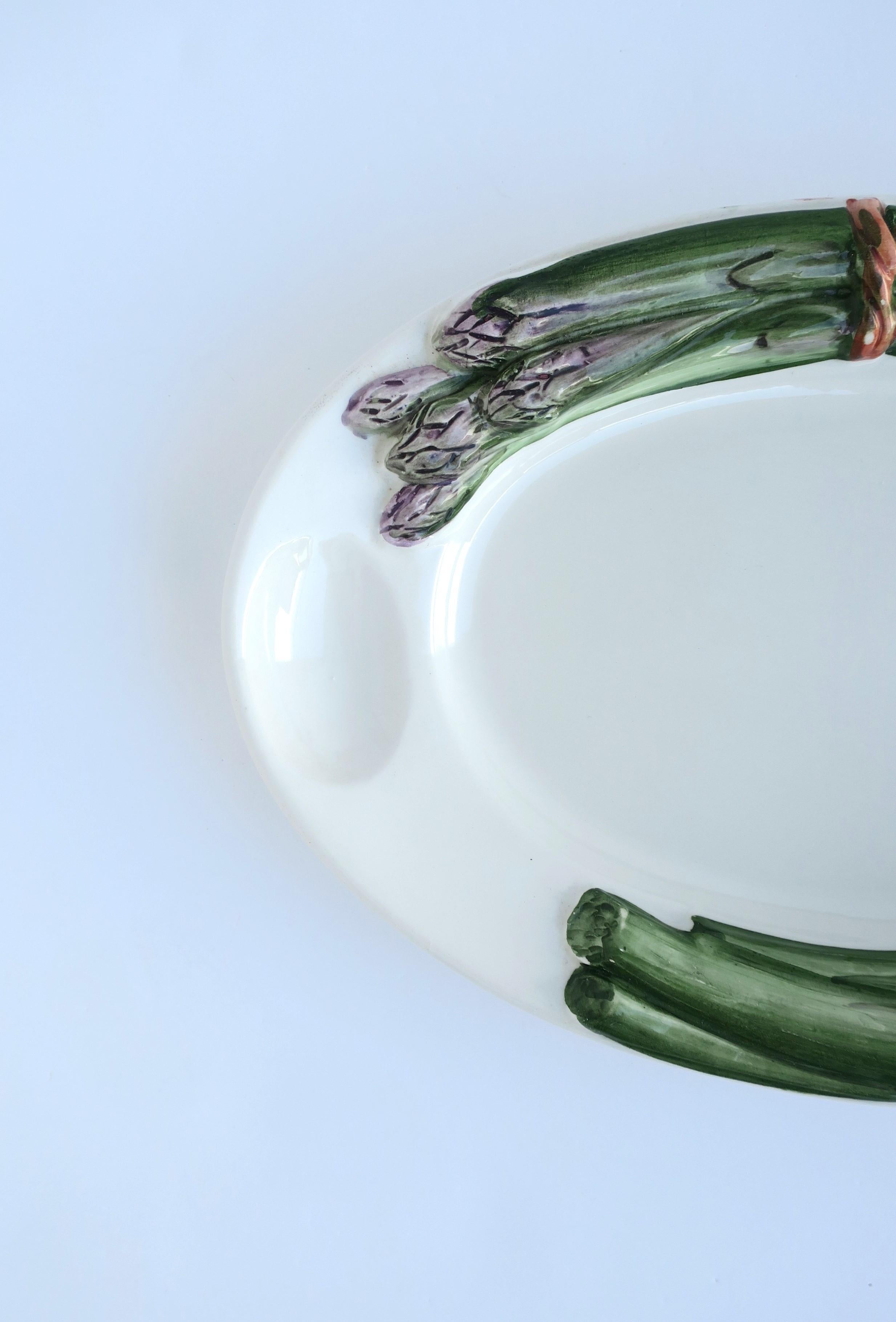 Rustique Plat à légumes italien à asperges avec porte-œuf style Trompe l'Oeil en vente