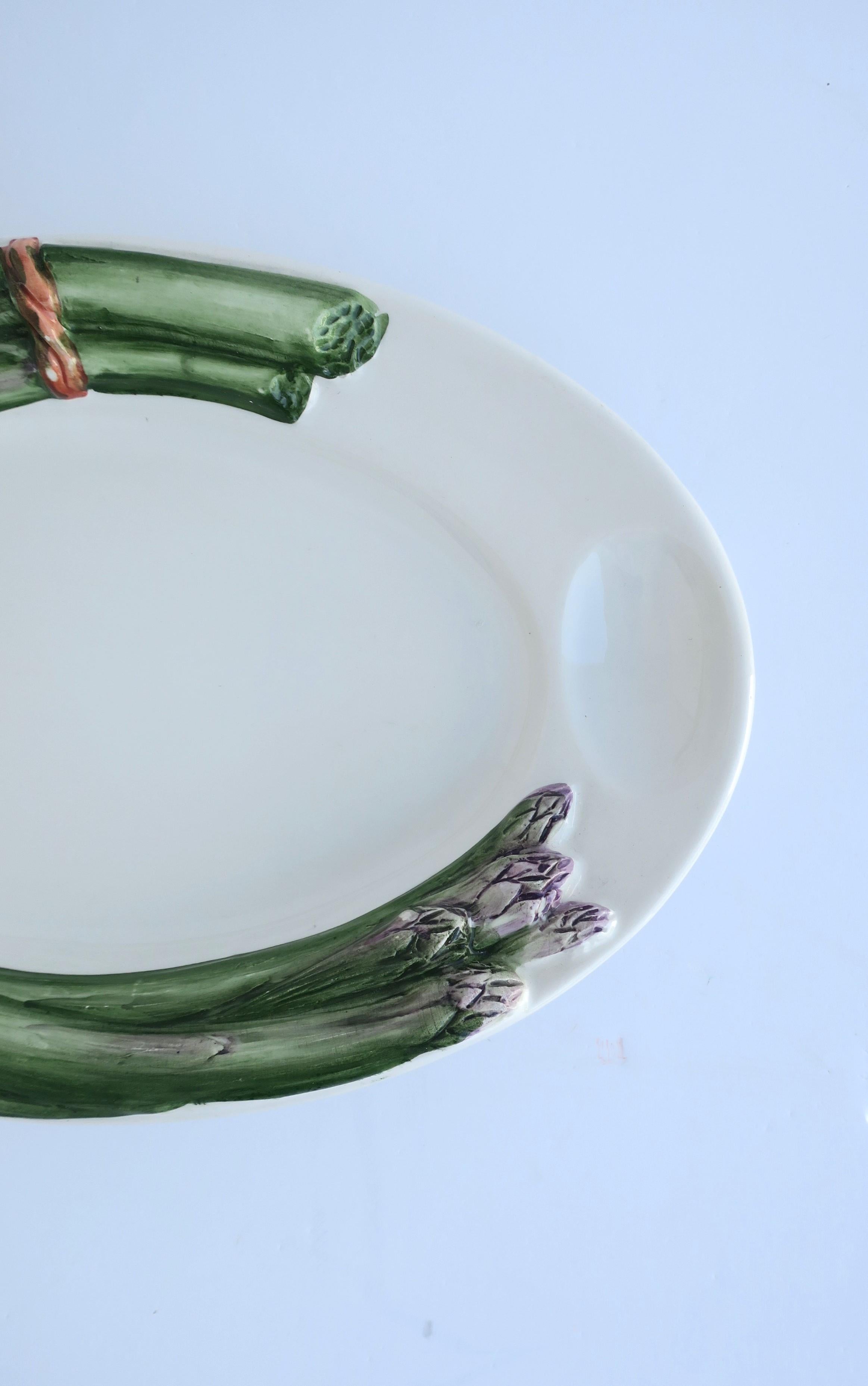 Vernissé Plat à légumes italien à asperges avec porte-œuf style Trompe l'Oeil en vente