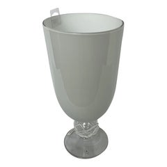 Jarrón Italiano Blanco de Vidrio Artístico sobre Pedestal con Diseño Siliconado, Vidrio Decorativo
