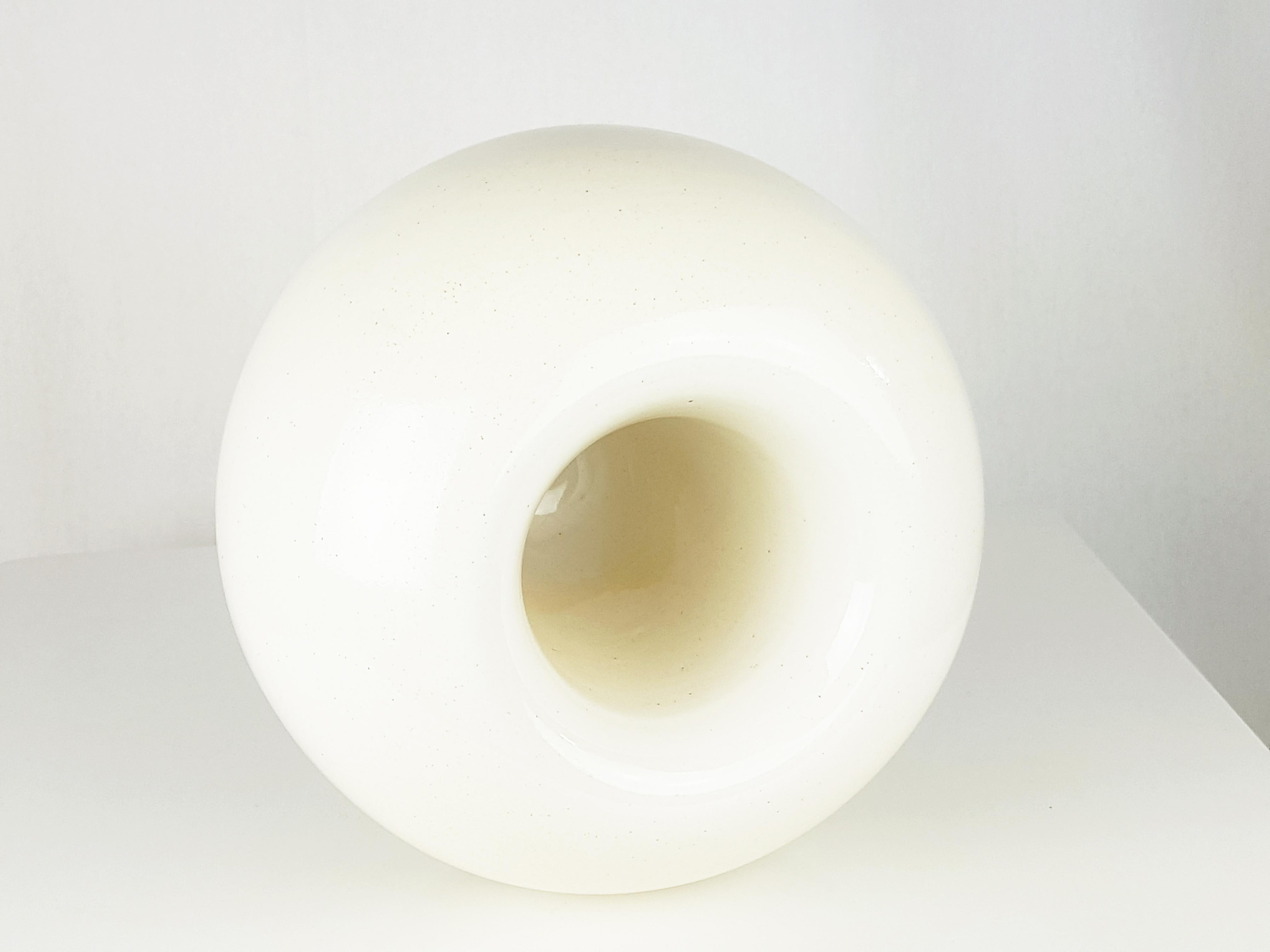 Fin du 20e siècle Cache-pot et vase en céramique émaillée blanche et beige des années 1970 - 1980 par Bucci en vente