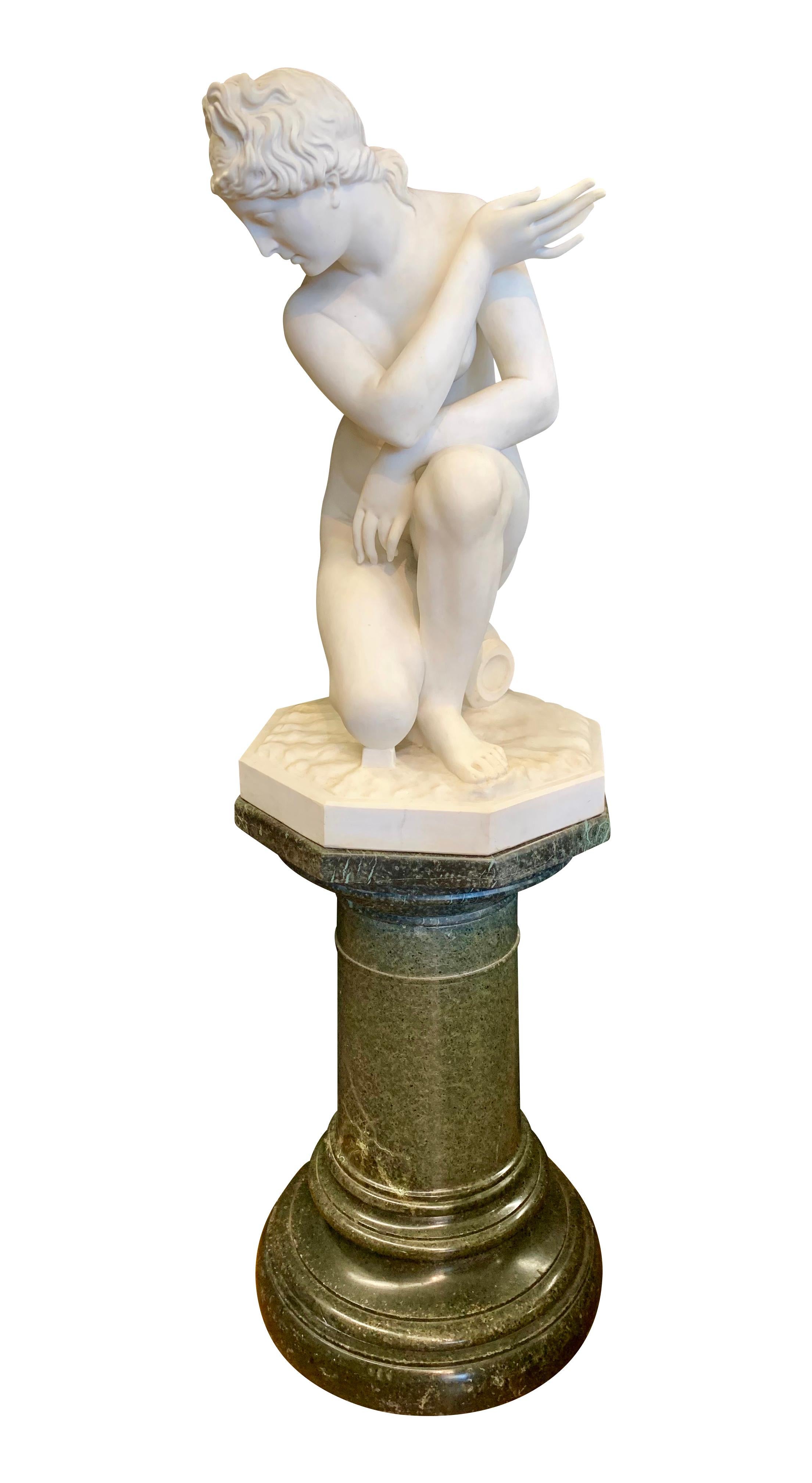 Marmorfigur der „kauernden Venus“ auf Podesttisch aus dem 19. Jahrhundert im Angebot