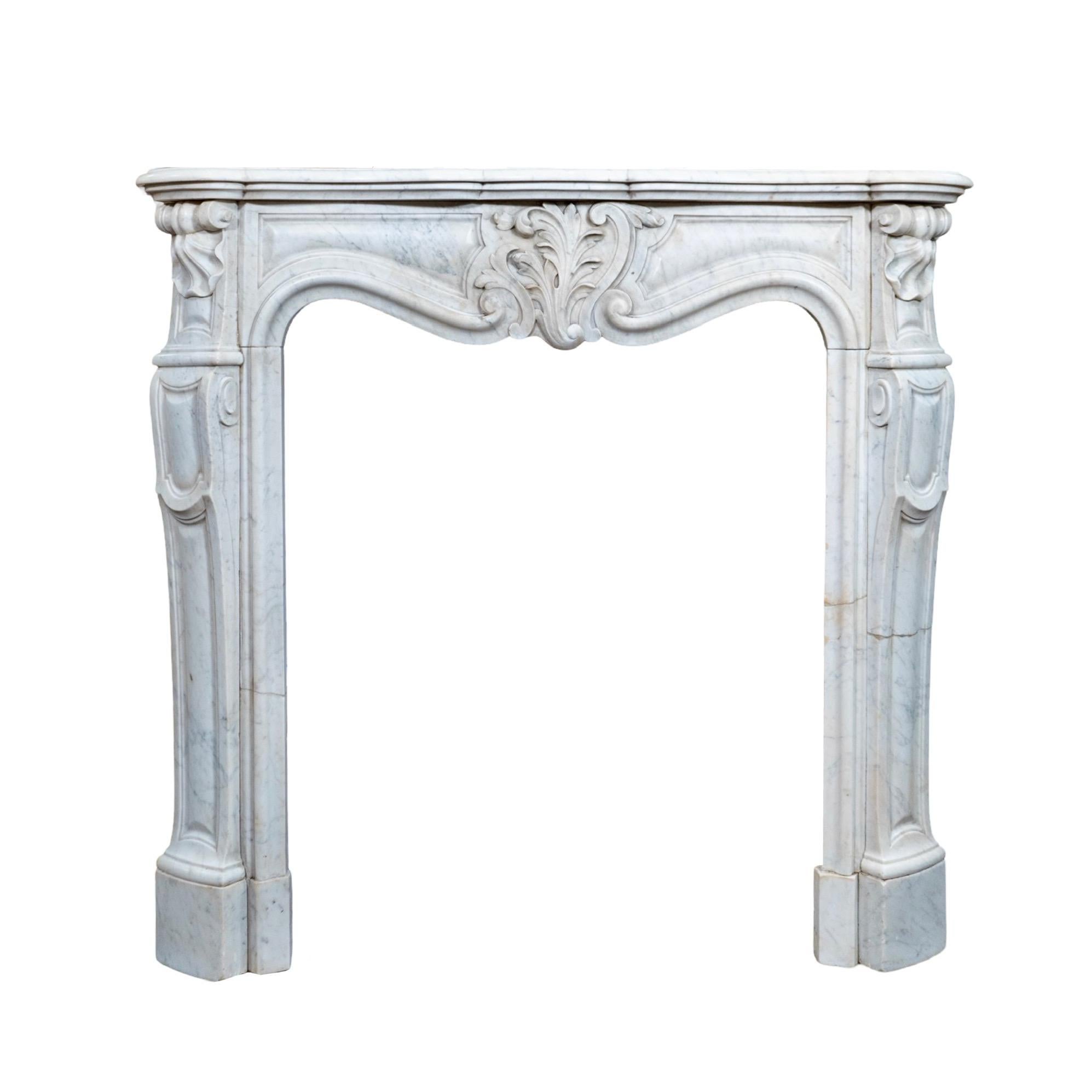 Fabricada en Italia a finales del siglo XVIII, esta impresionante repisa está hecha de mármol blanco italiano de Carrara. Adornado con un motivo floral delicadamente tallado, y detalles intrincados por todas partes, añade un toque de sofisticación y