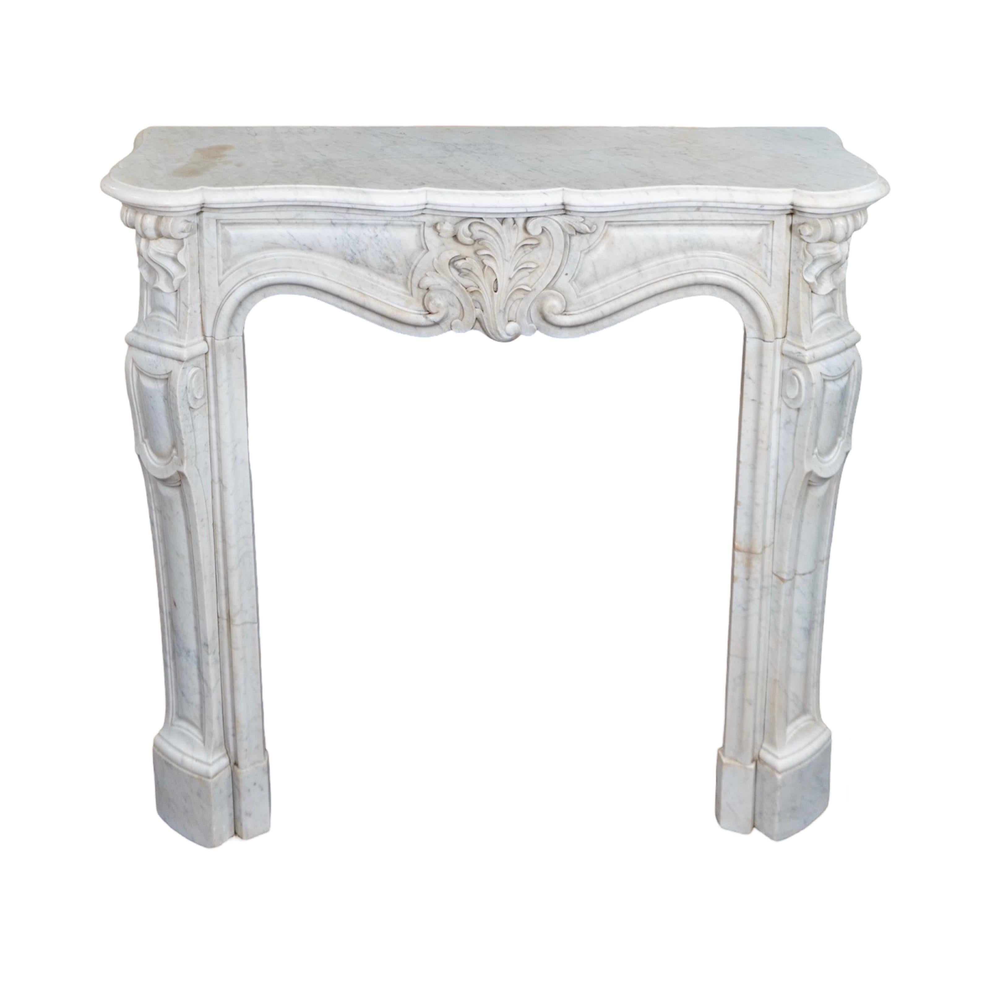 Repisa de mármol blanco italiano de Carrara en Bueno estado para la venta en Dallas, TX