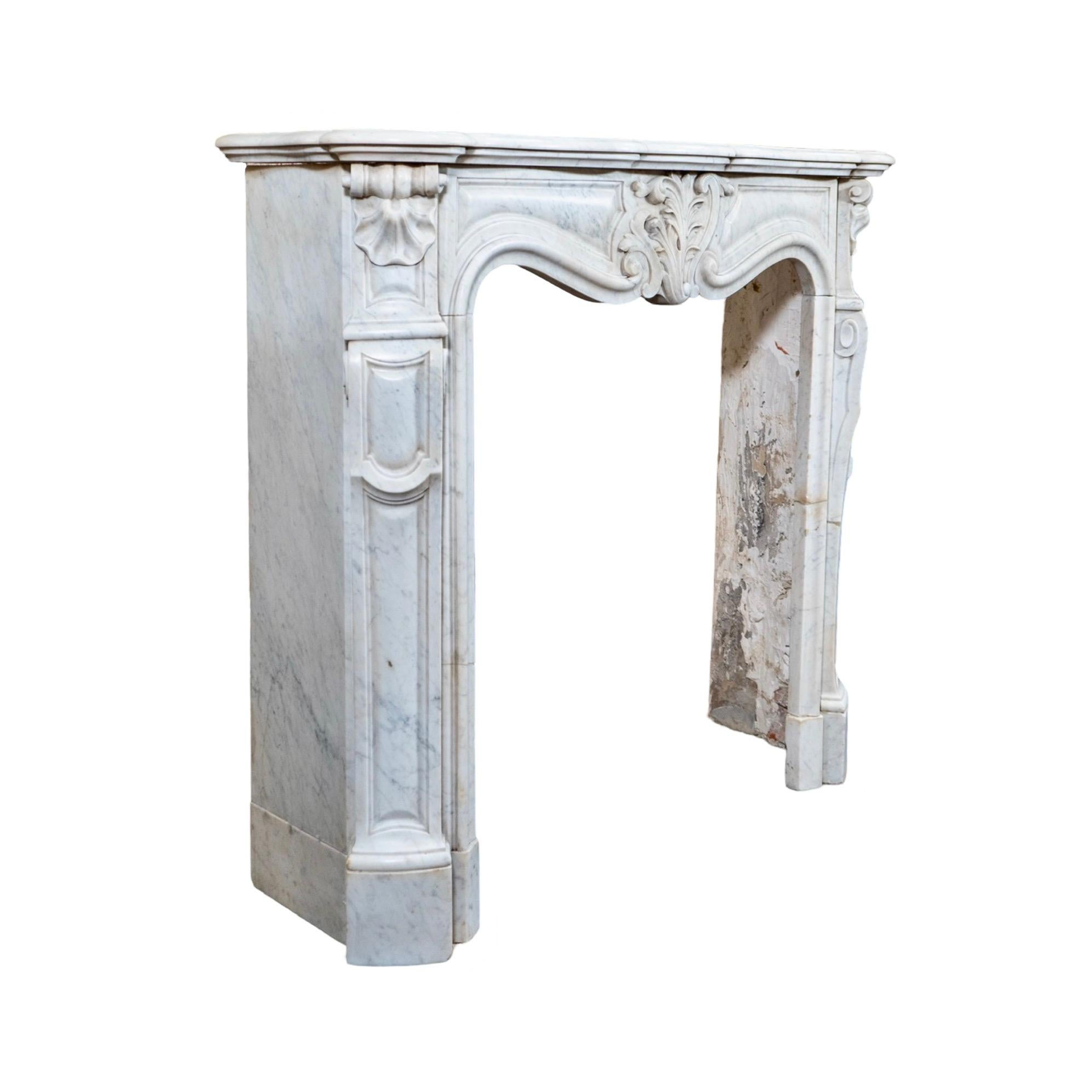 Repisa de mármol blanco italiano de Carrara siglo XVIII y antes en venta