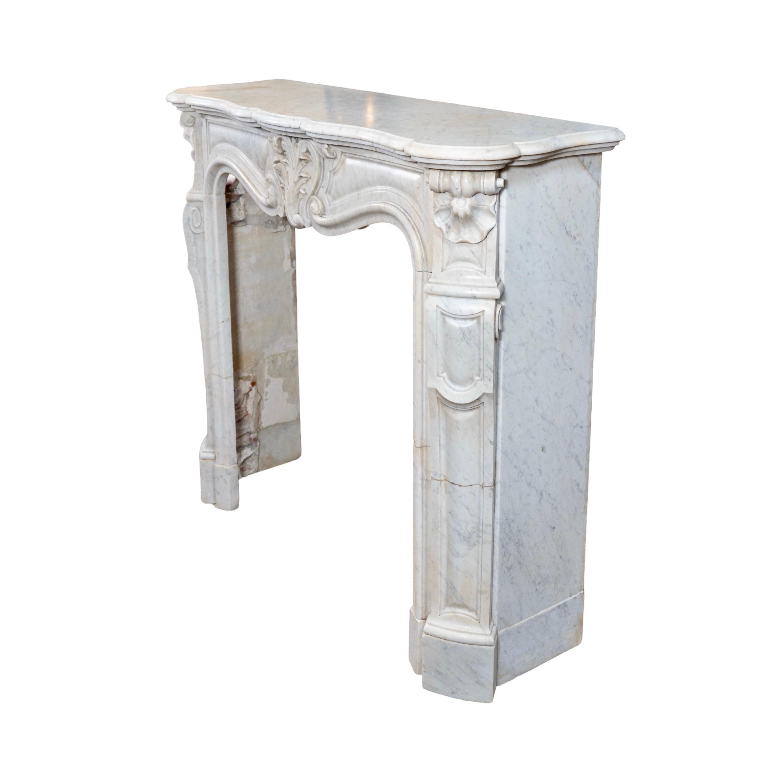 Repisa de mármol blanco italiano de Carrara en venta 1