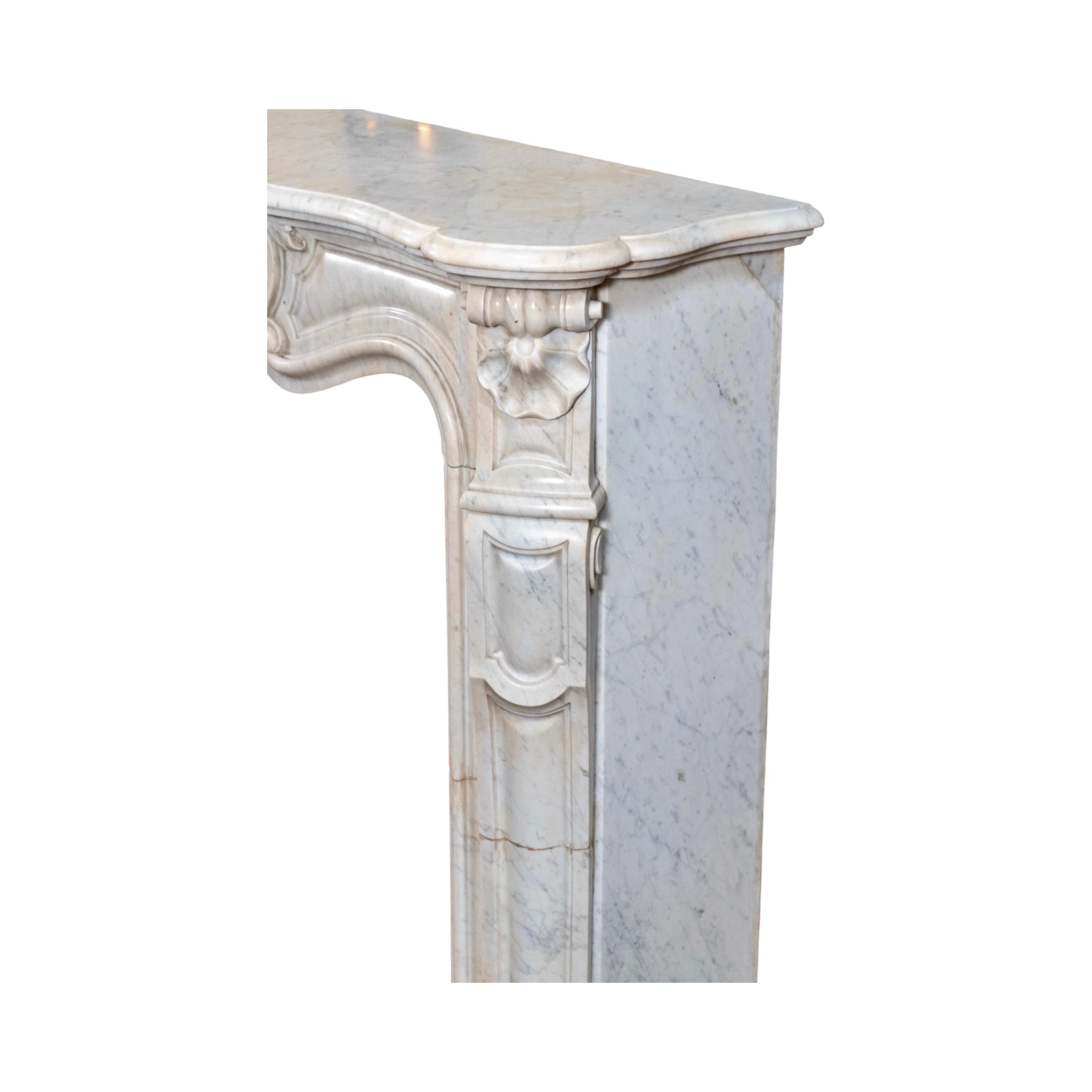 Repisa de mármol blanco italiano de Carrara en venta 2