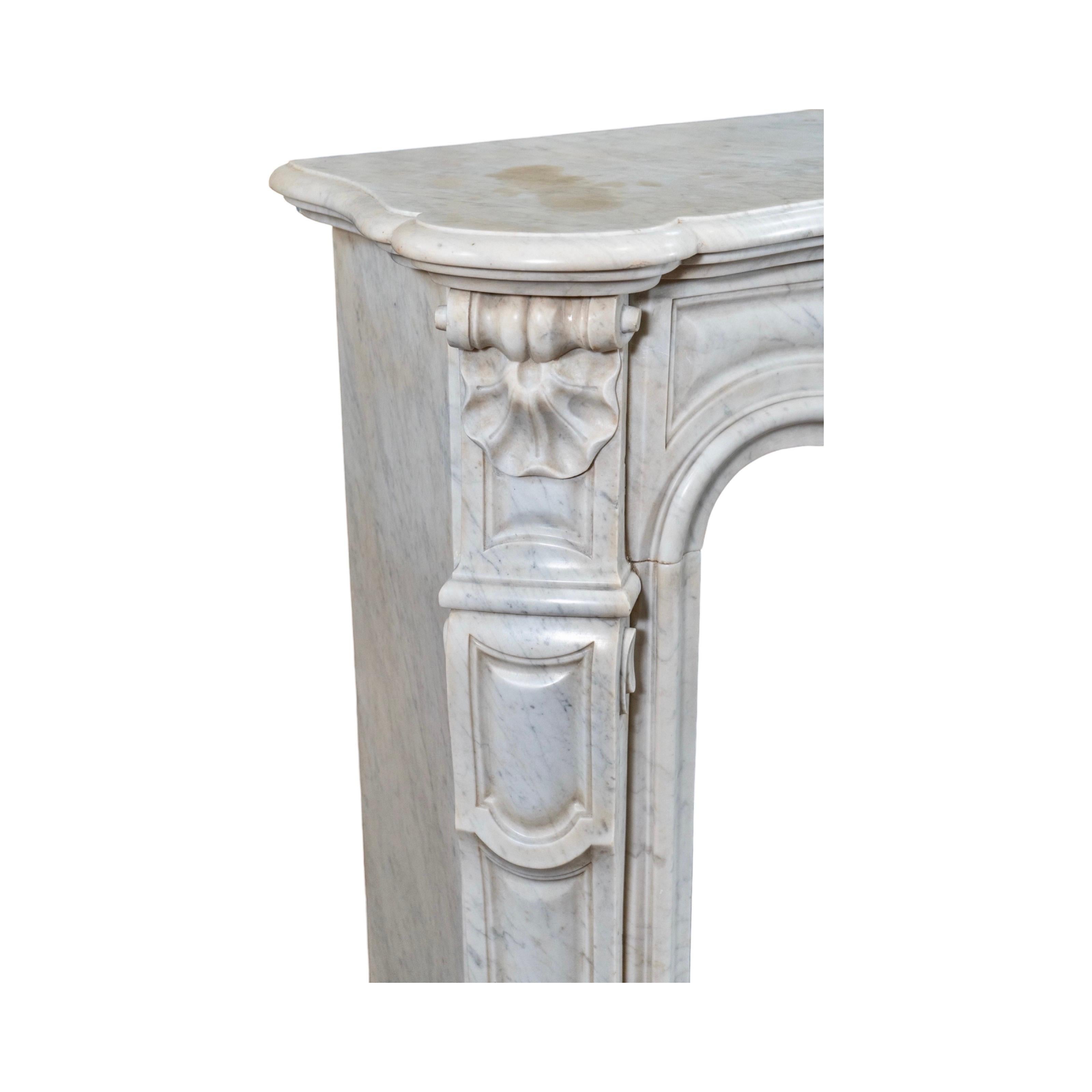 Repisa de mármol blanco italiano de Carrara en venta 3