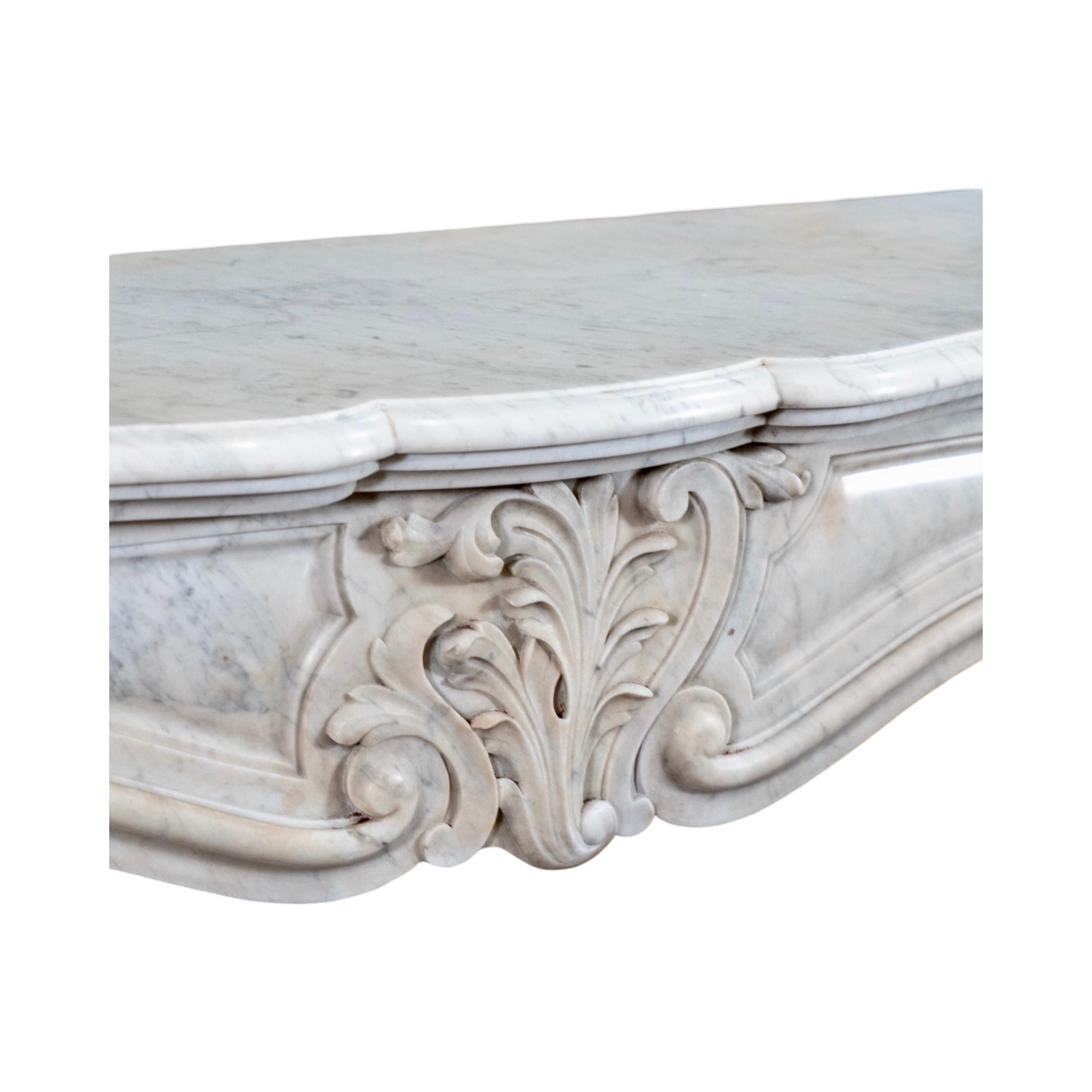 Repisa de mármol blanco italiano de Carrara en venta 4