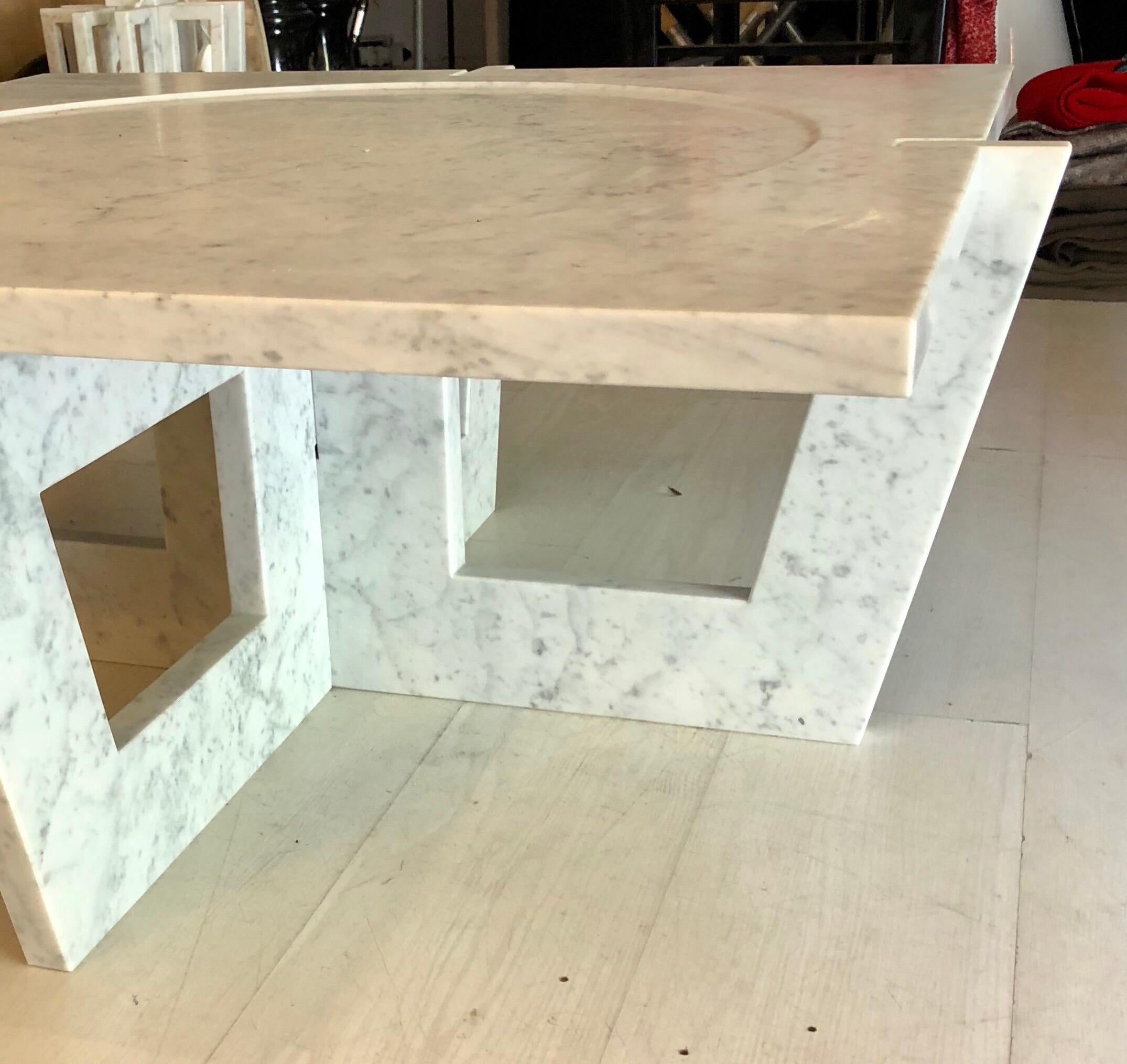 Table basse moderne italienne en marbre blanc de Carrare de Massimo Mangiardi en vente 3