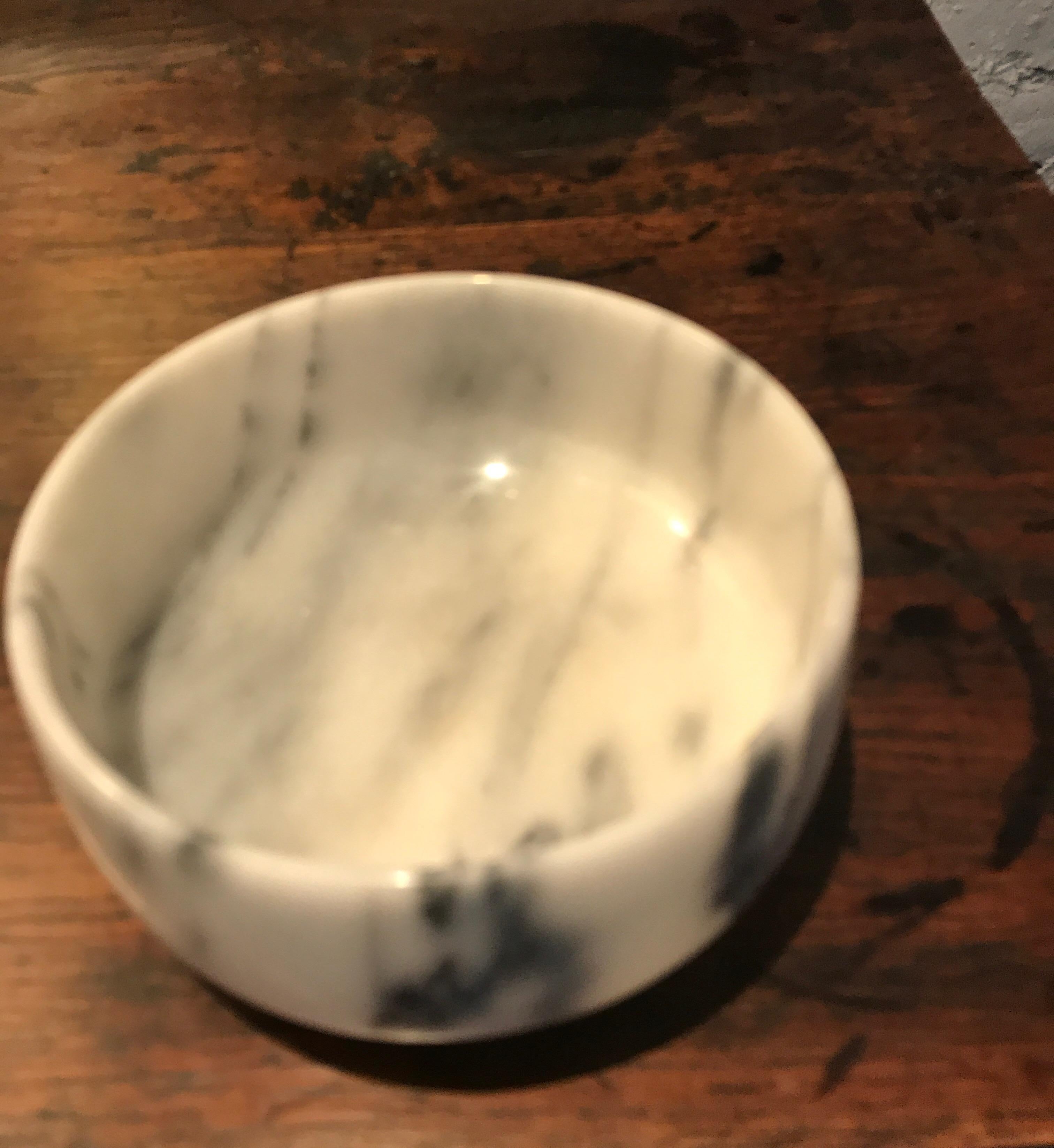 Carved white Carrara marble Italian bowl in the style of Angelo Mangiarotti.
Fantastic tabletop decorative object.
The bowl is in very good overall condition.
There is a very small chip on the rime.
Please see images.