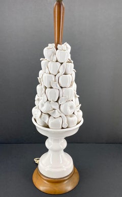 Italienische weiße Tischlampe aus Keramik mit Apfelplatte auf Holzsockel, Mid-Century Modern